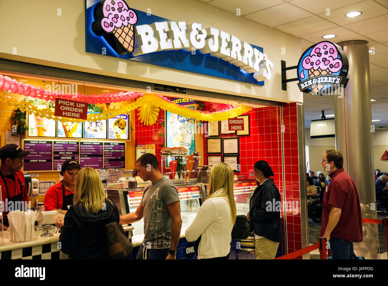 Atlanta Georgia, Hartsfield Jackson Atlanta International Airport, Ben & Jerry's, Eis, Bequemlichkeit, Kette, Essen, Schlange, warten, Dessert, süß, Snack, Männer Stockfoto