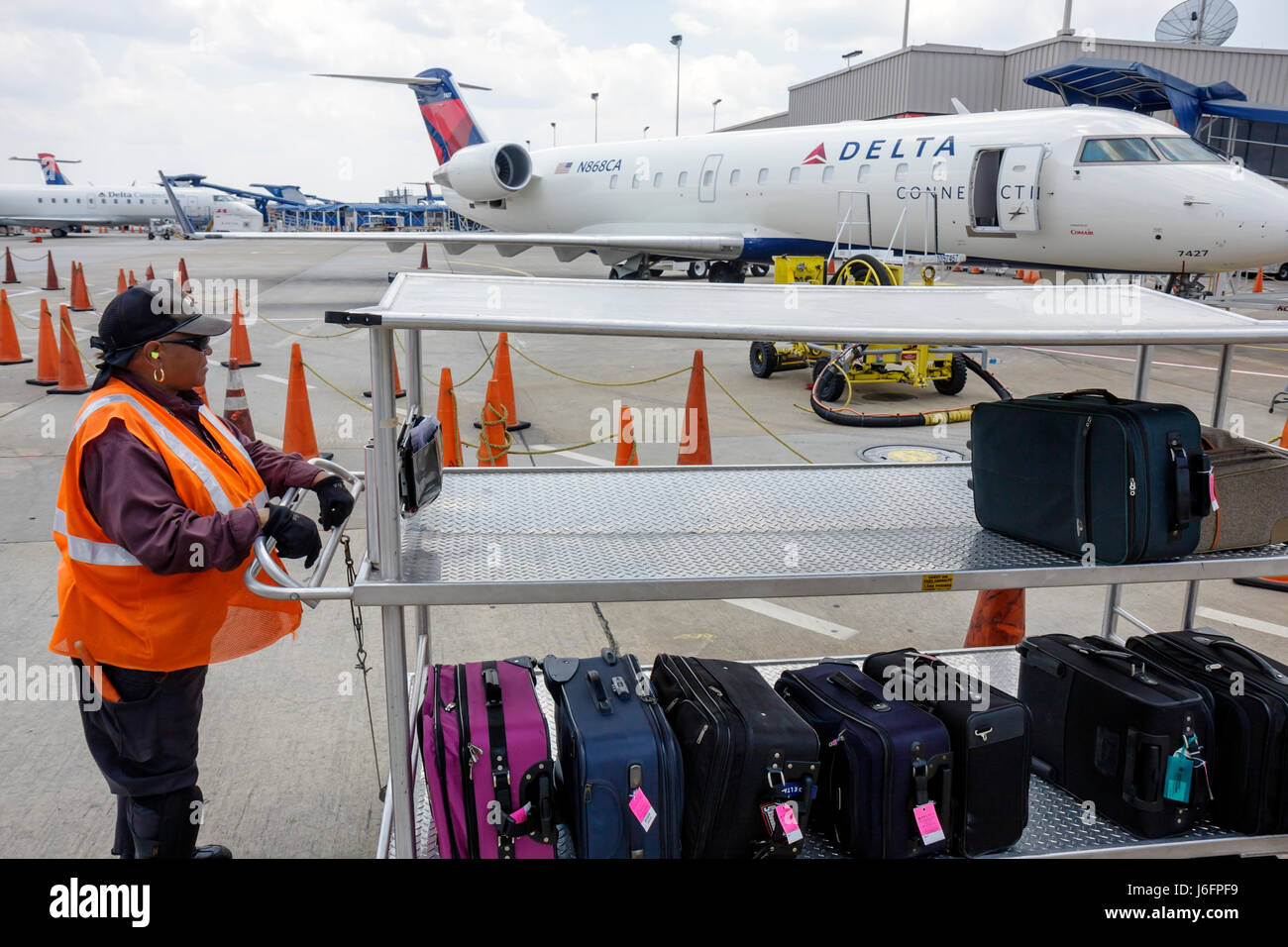 Atlanta Georgia, Hartsfield Jackson Atlanta International Airport, CRJ100 Jet, Regionalflugzeug, Flugzeug, Delta-Verbindung, Pendlerflüge, Asphalt, Steuerung Stockfoto