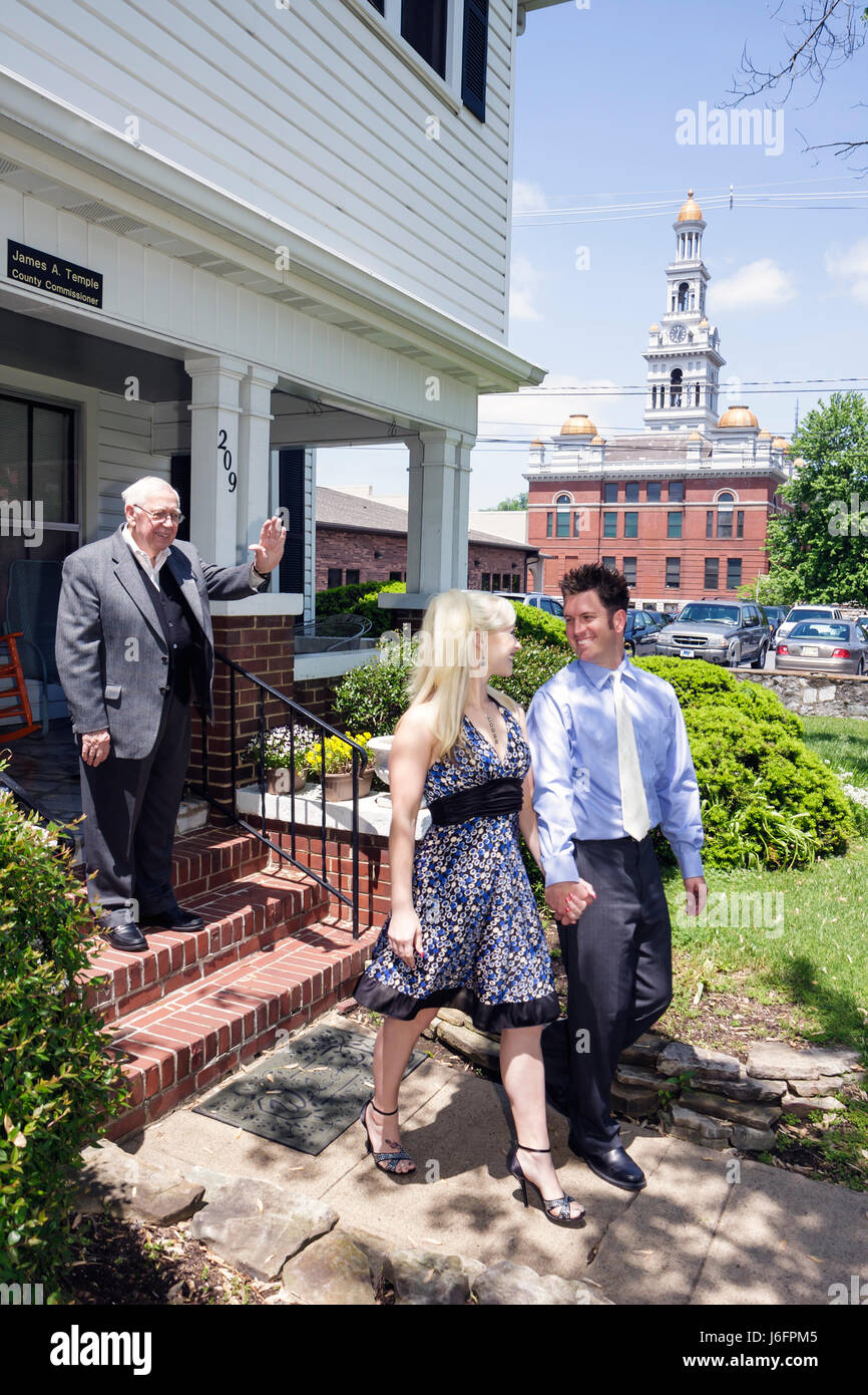 Sevierville Tennessee, Smoky Mountains, Jimmie Temple, County Commissioner, Ehe, standesamtliche Trauung, Erwachsene Erwachsene Frau Frauen weibliche Dame, Mann Männer männlich, youn Stockfoto