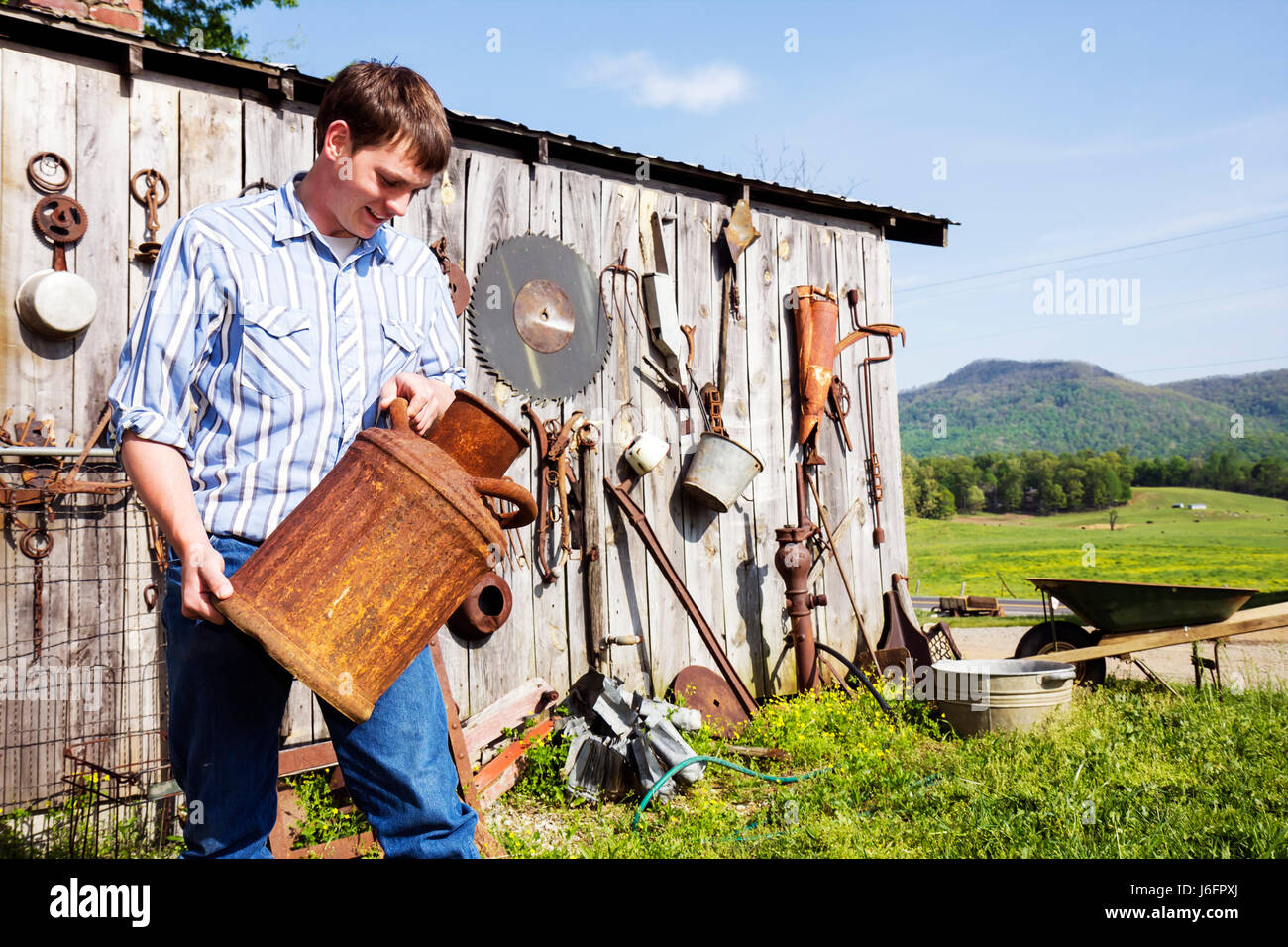 Sevierville Tennessee, Smoky Mountains, Highway 411, Chip's Antiques, Kerosin-Dose, Teenager Teenager Teenager Teenager männlich, Sammlerstück, Werkzeuge auf dem Bauernhof, Geräte, ru Stockfoto