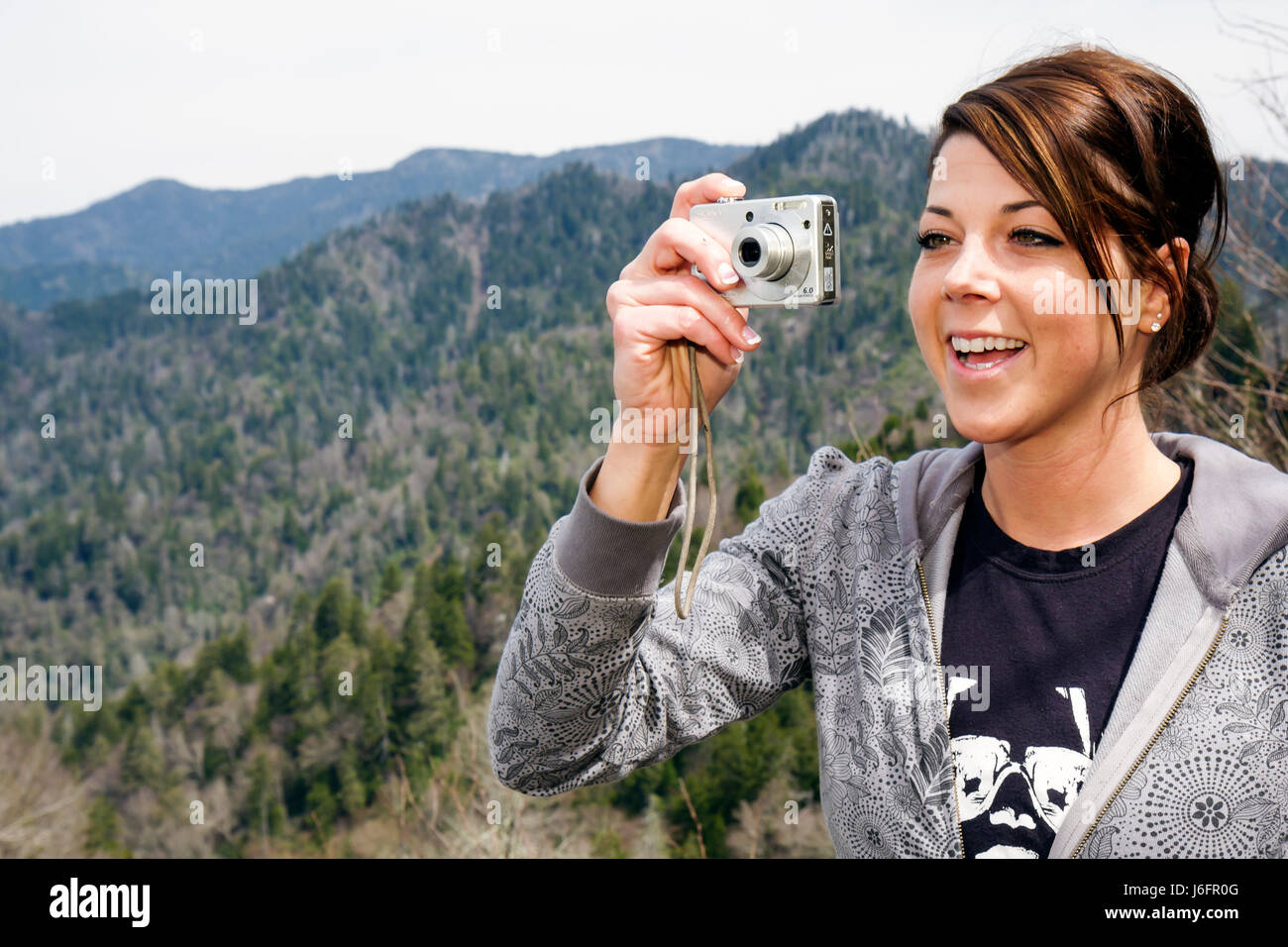 Tennessee Great Smoky Mountains National Park, Newfound Gap, Erwachsene Erwachsene Frau Frauen weibliche Dame, Kamera, digital, Natur, Natur, Landschaft, Landschaft, Aussicht Stockfoto