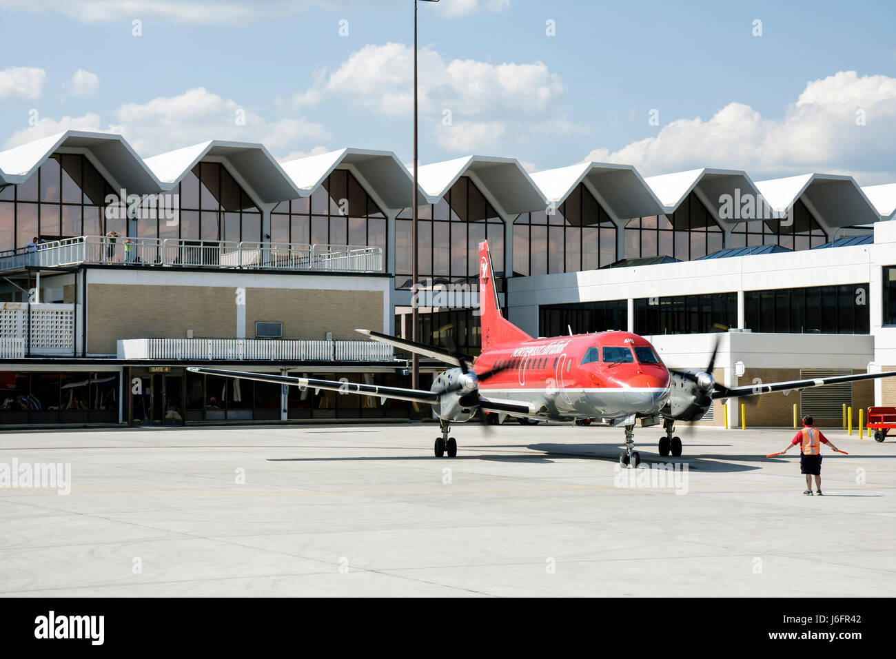 Tennessee Blountville, Tri City Airport, Regionalflugzeug, Flugzeug, Northwest Airlink, Flugzeug, Pendlerflüge, Asphalt, Terminal, Gate, Luftfahrt, Propeller, Boden Stockfoto