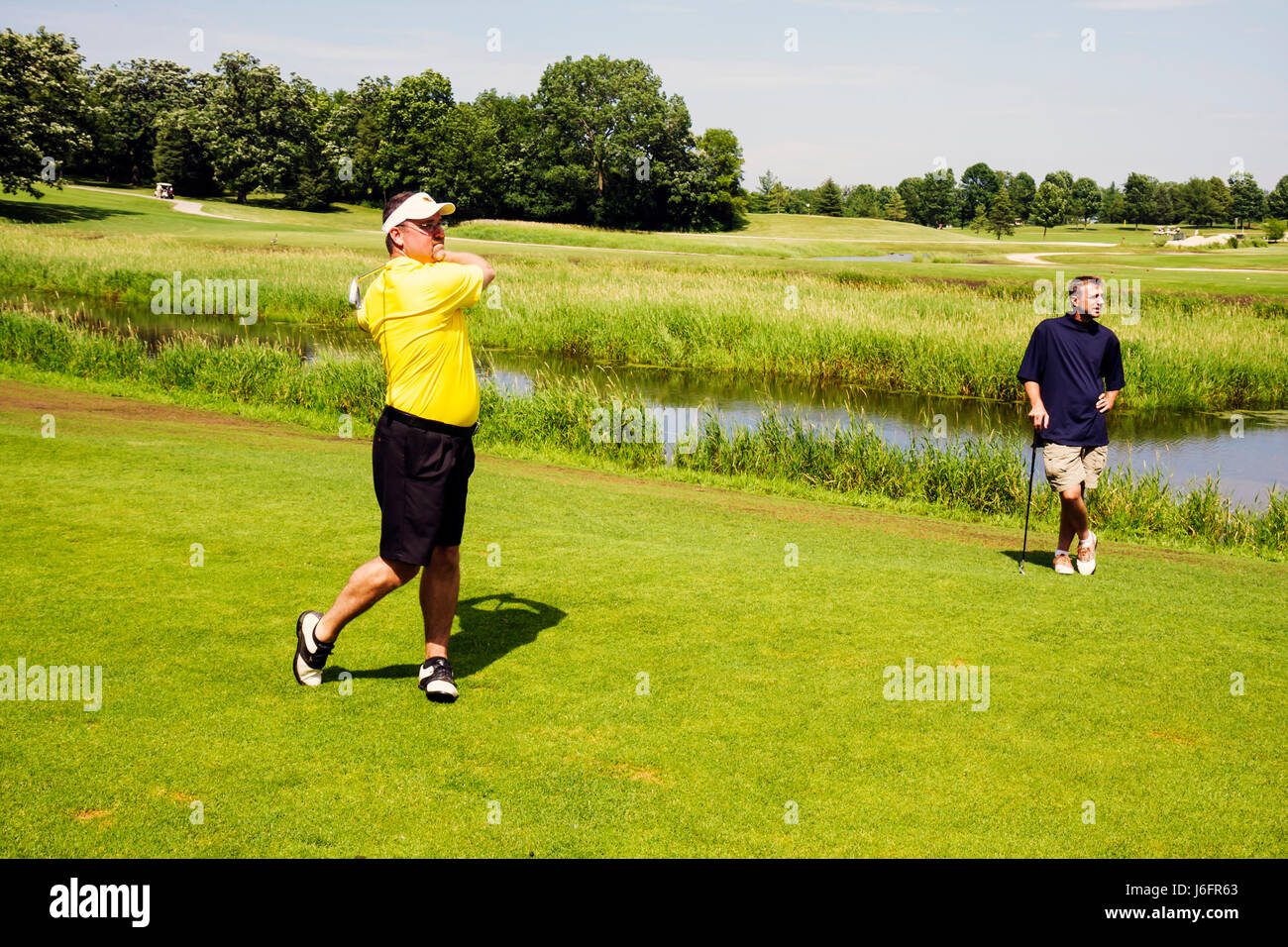 Kenosha Wisconsin, KANSASVILLE, Brighton Dale Links, Golfplatz, County Park System, Erwachsene Erwachsene Männer männlich, Schaukel, Fairway, Wasser Gefahr, Sport, Erholung Stockfoto