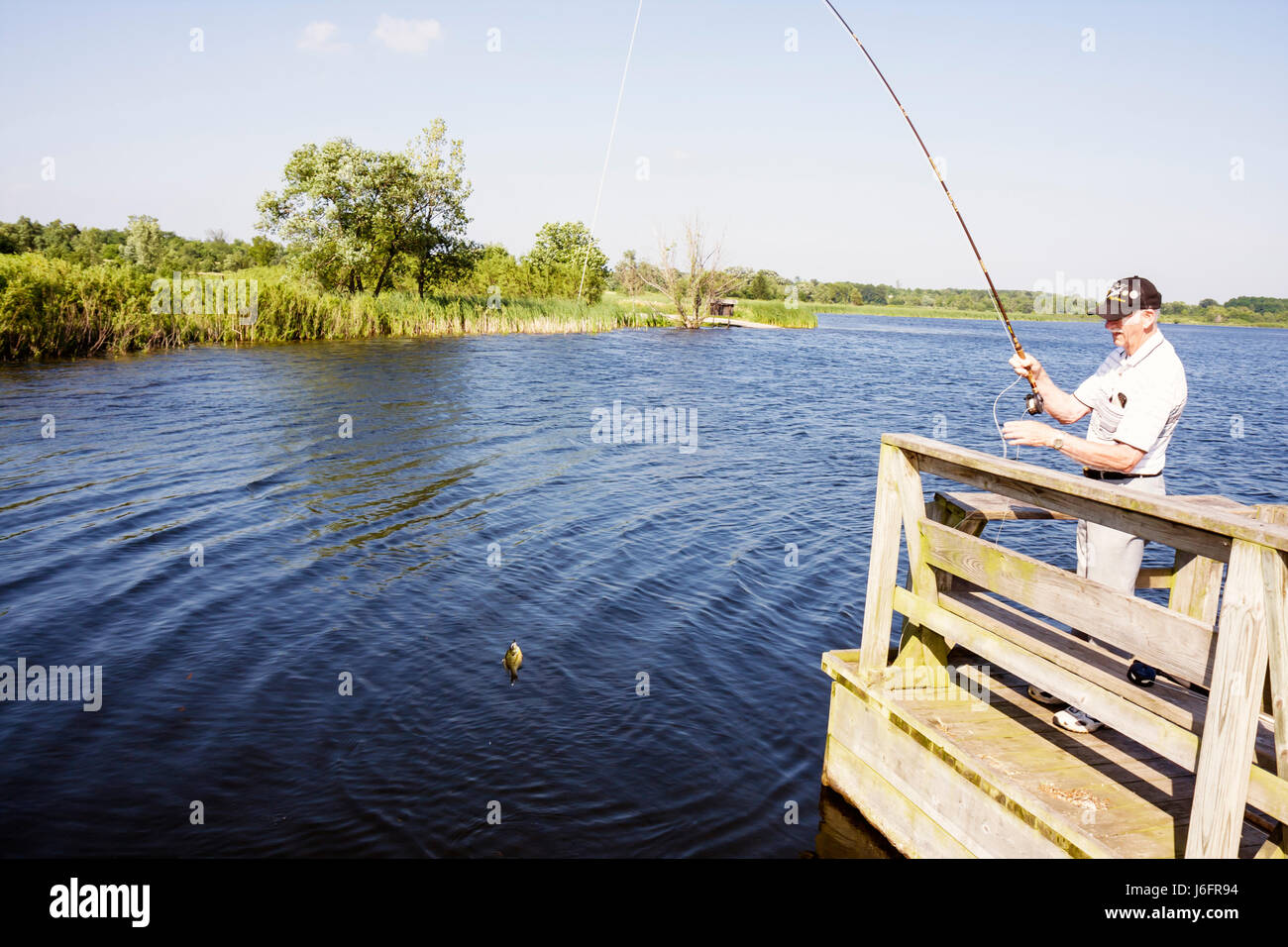 Wisconsin Kenosha County, Kenosha, KANSASVILLE, Richard Bong State Recreation Area, Wolf Lake, Angeln Pier, Mann Männer männlich, Senioren Bürger, ein Stockfoto