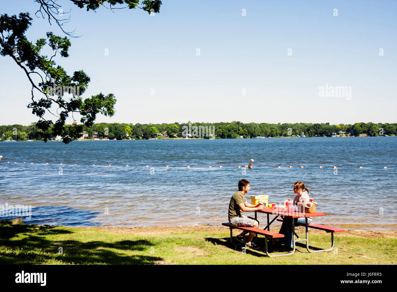 Wisconsin Kenosha County, Kenosha, Paddock Lake, Old Settlers Park, asiatischer Mann, Männer, Frauen, Paare, Picknickbank, Seeufer, Erholung im Freien Stockfoto