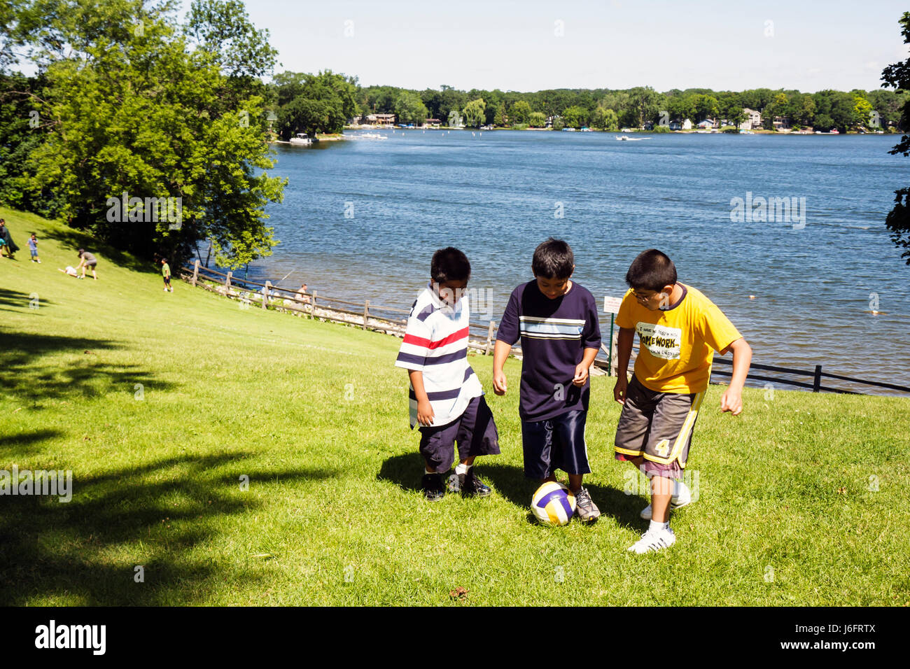 Wisconsin Kenosha County, Kenosha, Paddock Lake, Old Settlers Park, Hispanic Boy Boys, Male Kid Kids child children Youngster, spielen, Ball, Spiel, Sport, Sommer V Stockfoto