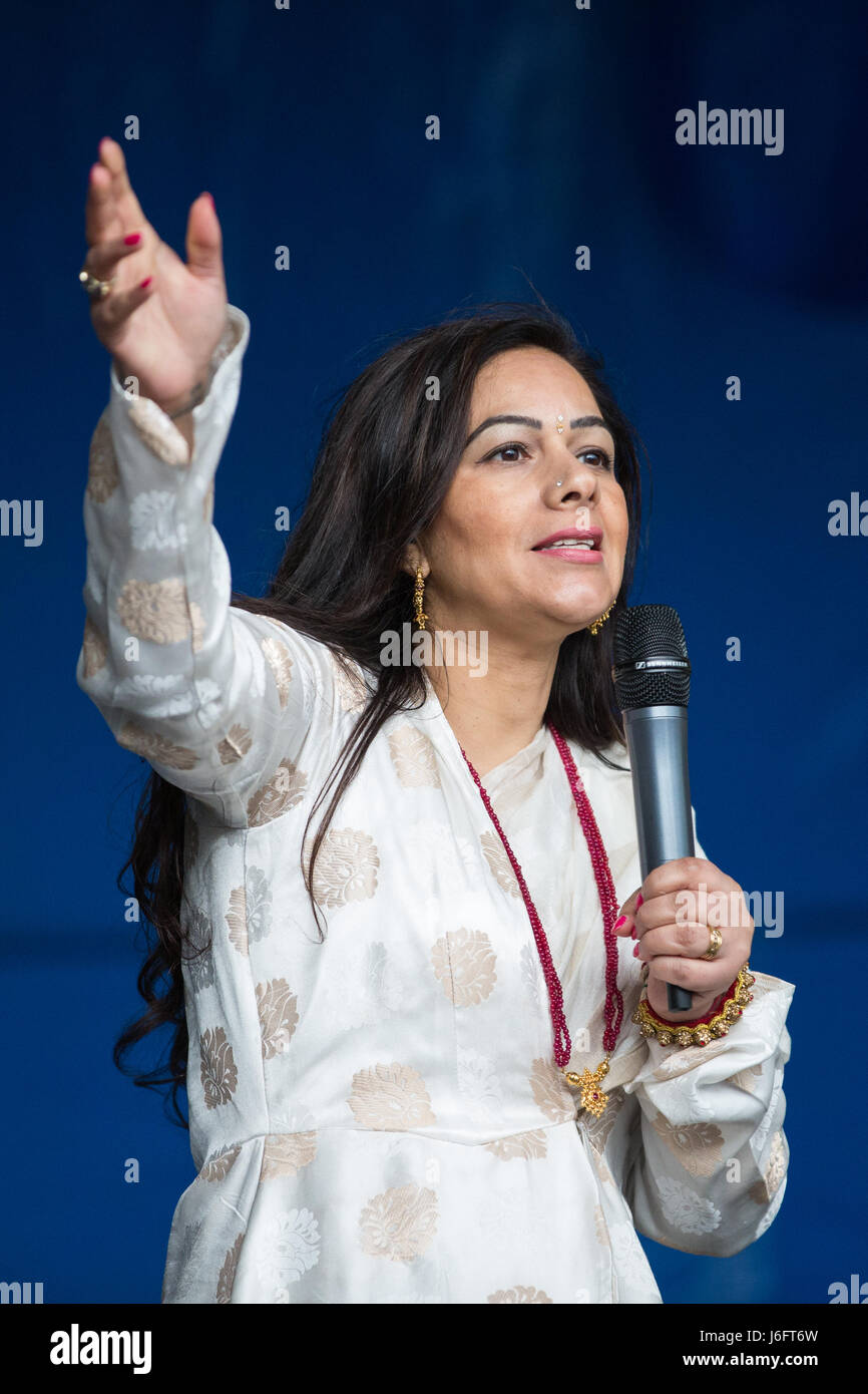 Slough, UK. 20. Mai 2017. Cllr. Madhuri Bedi von Slough Borough Council Community Cohestion-Gruppe befasst sich mit das Publikum am Ende der verschiedenen Schritte: Tanz in Einheit Vitrine in Slough Altstädter Ring, World Diversity Day zu feiern. Die Veranstaltung wurde eine Vielzahl von verschiedenen Tanzstilen aus aller Welt. Bildnachweis: Mark Kerrison/Alamy Live-Nachrichten Stockfoto