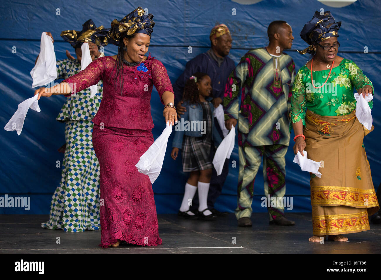 Slough, UK. 20. Mai 2017. Die Igbo Progressive Union von Slough führen nigerianischer Tanz an den verschiedenen Stufen: Tanz in Einheit Vitrine in Slough Altstädter Ring, World Diversity Day zu feiern. Die Veranstaltung wurde organisiert von Slough Borough Council Gemeinschaftsgruppe Zusammenhalt und kennzeichnete eine breite Vielzahl von verschiedenen Tanzstilen aus aller Welt. Bildnachweis: Mark Kerrison/Alamy Live-Nachrichten Stockfoto