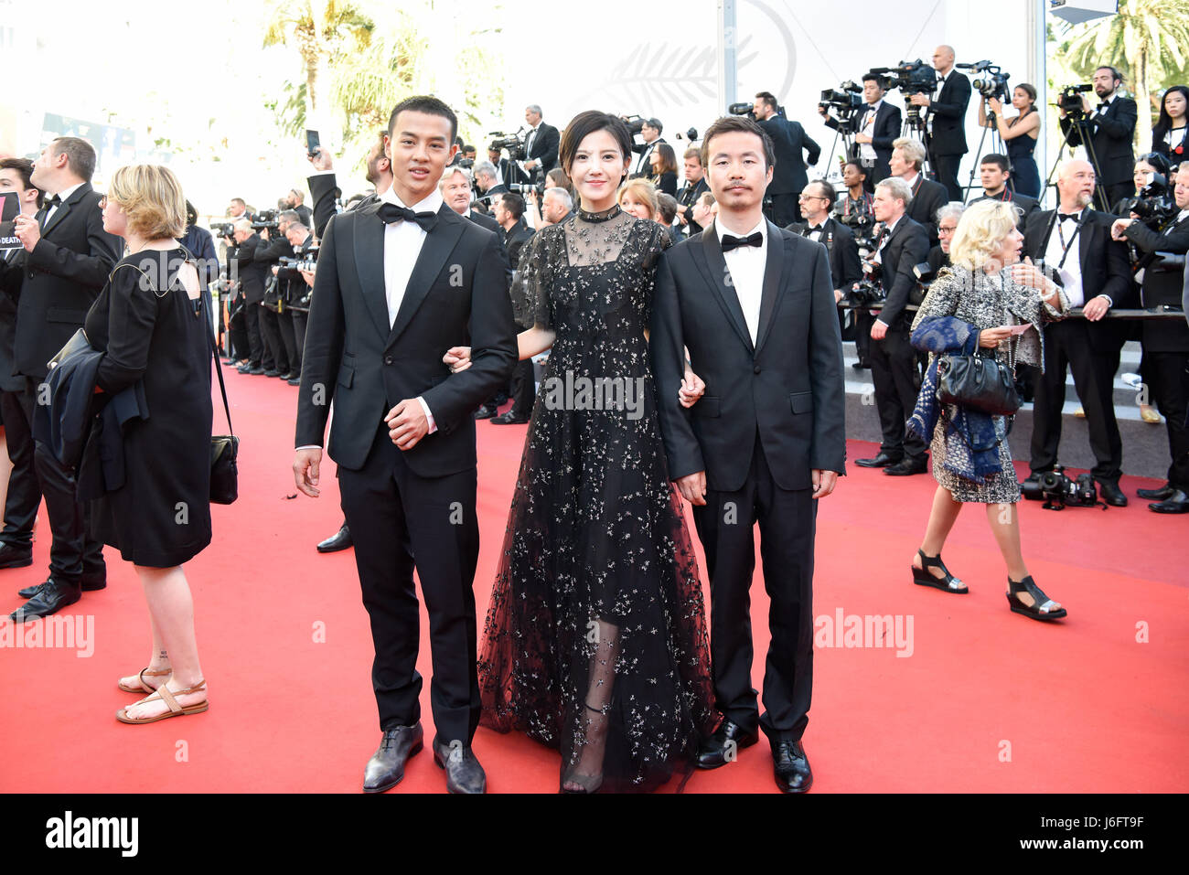 Cannes, BPM "(120 Schläge pro Minute) auf dem 70. Cannes Film-Festival in Cannes im Wettbewerb. 20. Mai 2017. Chinesische Schauspieler Yin Fang, Yang Zishan Schauspielerin und Regisseur Li Ruijun (von L bis R), posieren für Fotos auf dem roten Teppich für die Vorführung des Films "120 BPM" (120 Schläge pro Minute) im Wettbewerb auf dem 70. Cannes Film Festival in Cannes, Frankreich am 20. Mai 2017. Bildnachweis: Chen Yichen/Xinhua/Alamy Live-Nachrichten Stockfoto