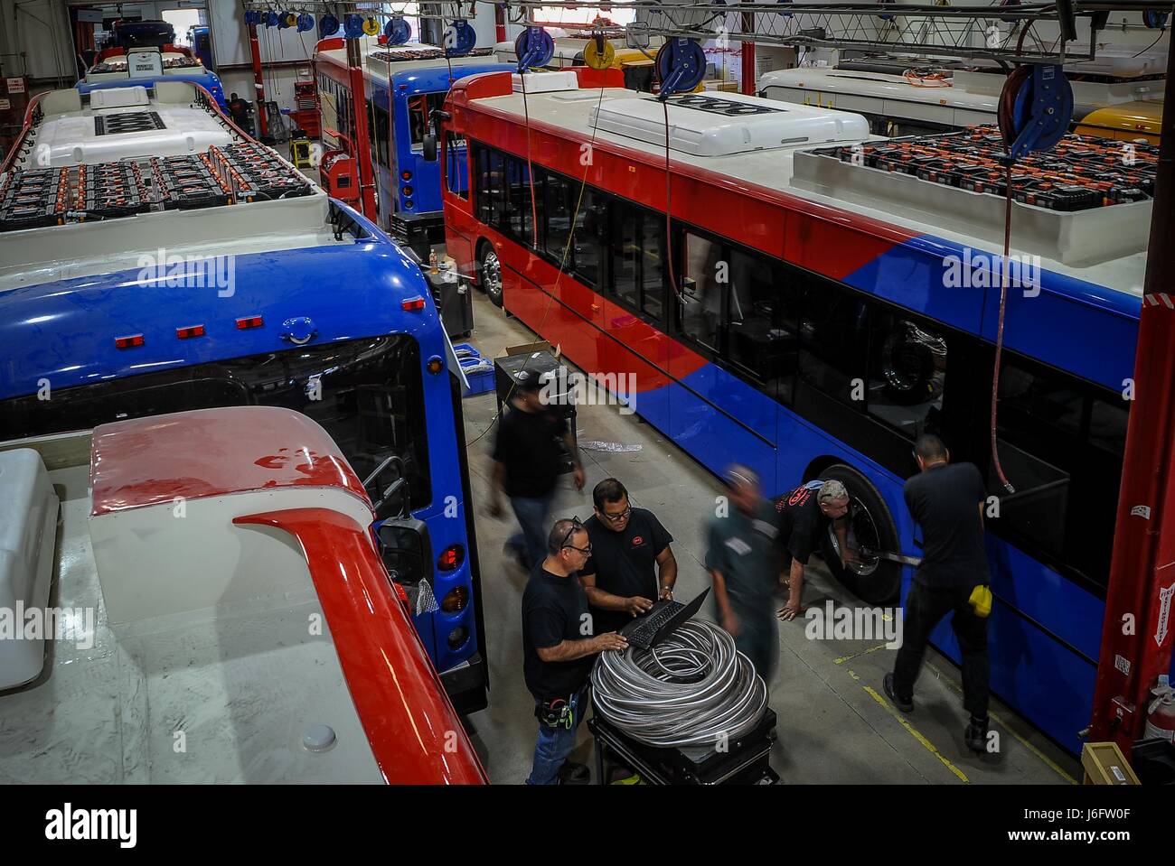 (170520)--NEW YORK, 20. Mai 2017 (Xinhua)--Datei Foto am 23. September 2016 zeigt Menschen, die an eine Elektrofahrzeug BYD Pflanzen in Lancaster, Kalifornien, den Vereinigten Staaten. Chinesische Autobauer BYD Kraftomnibussen Fahrzeugwerk in Lancaster, die achttausend Quadratmeter groß und ist in der Lage, drei hundert Null-Emissions-Fahrzeuge liefern jedes Jahr, hat bereits mehr als dreihundert Angestellte für Produktion und Kundenservice. BYD kündigte im September 2016, es würde erweitern seine Elektrofahrzeug-Werk in die US-Stadt Lancaster in Südkalifornien, Verdreifachung der Größe Stockfoto