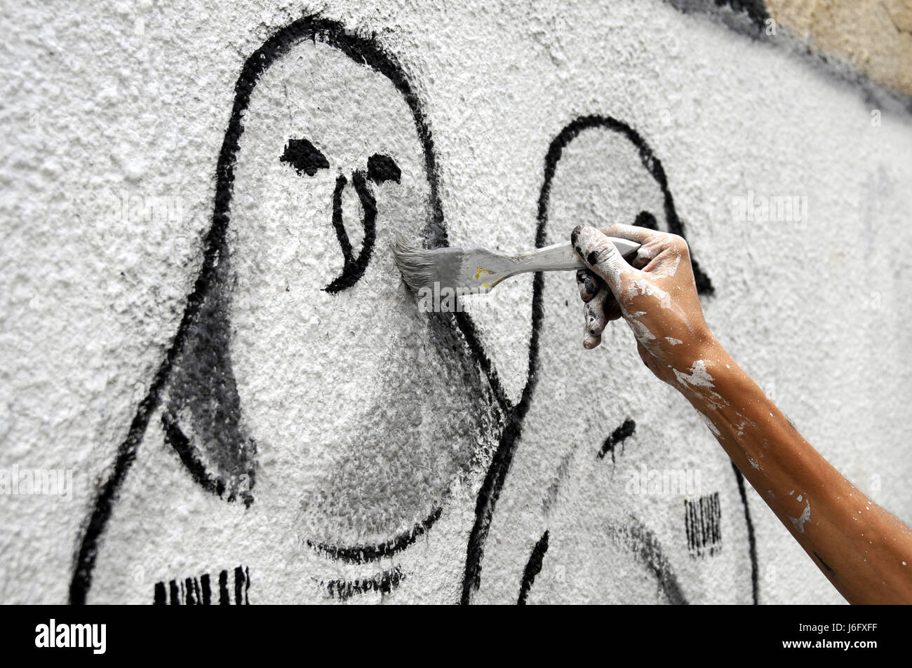 Peking, Jemen. 14. Mai 2017. Eine jemenitische Aktivistin zieht die Graffiti des Friedens Tauben an der Wand in einer Straße in Sanaa, der Hauptstadt des Jemen, am 14. Mai 2017. Jemenitische Aktivisten zog Graffiti in Sanaa Straße Aufruf für Frieden und das Ende des Krieges. Bildnachweis: Mohammed Mohammed/Xinhua/Alamy Live-Nachrichten Stockfoto