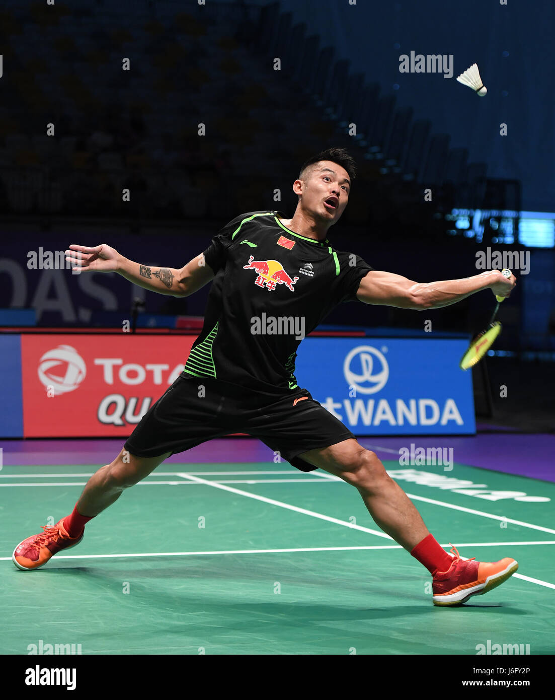 Gold Coast, Australien. 21. Mai 2017. Chinas Lin Dan gibt das Shuttle während der Herren-Einzel-Match der Gruppe 1-Gruppe 1A gegen Hu Yun of Hong Kong, China insgesamt BWF Sudirman Cup 2017 in Gold Coast, Australien, 21. Mai 2017 zurück. Bildnachweis: Lui Siu Wai/Xinhua/Alamy Live-Nachrichten Stockfoto