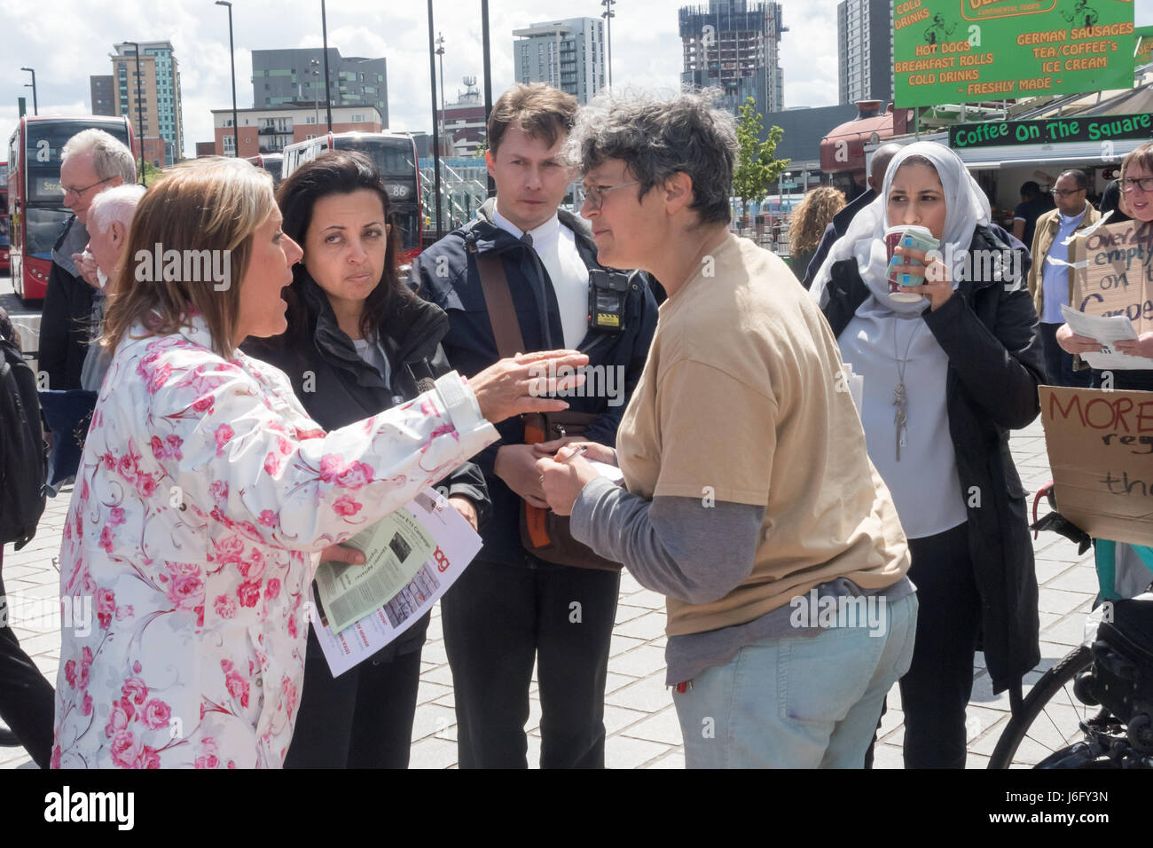 20. Mai 2017 - London, UK - London, UK. 20. Mai 2017. Gehäuse Aktivisten Fokus E15 startete ihre neuesten Handout, 'The Newham Nag', basierend auf Newham Rat Informationsblatt außerhalb Newham Station austeilen. Polizei kam und sie belästigt und Newham Rat Personal ausgehändigt eine Ordnungsbusse Bekanntmachung über £100 für angebliche Behinderung der Autobahn in die breite öffentliche Freifläche vor dem Bahnhof. Aktivisten argumentieren mit den zwei Mitarbeitern Newham Rat. Die Handzettel und reden verurteilt Newham dafür das Land zweitgrößte Kreditnehmer Lobos, riskant und teuer langfristige loa Stockfoto