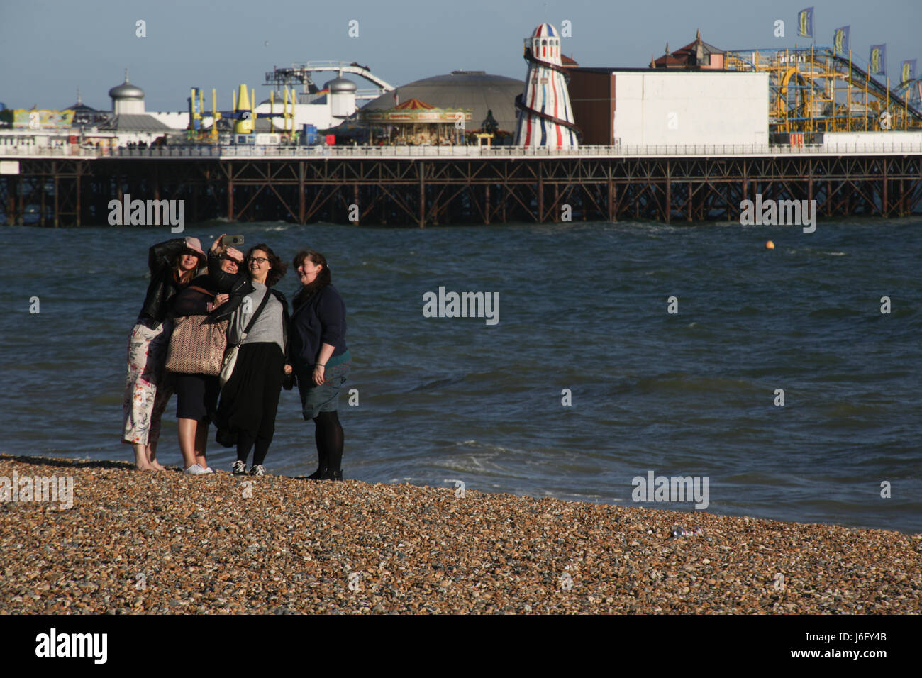 Eine Gruppe von Menschen, die eine Selfie am Strand von Brighton während 2017 Great Escape Festival, ein Musik-Industrie Schaufenster für neue Talente in Brighton, UK statt. Foto: Samstag, 20. Mai 2017. Bildnachweis sollte lauten: Roger Garfield/Alamy Stockfoto