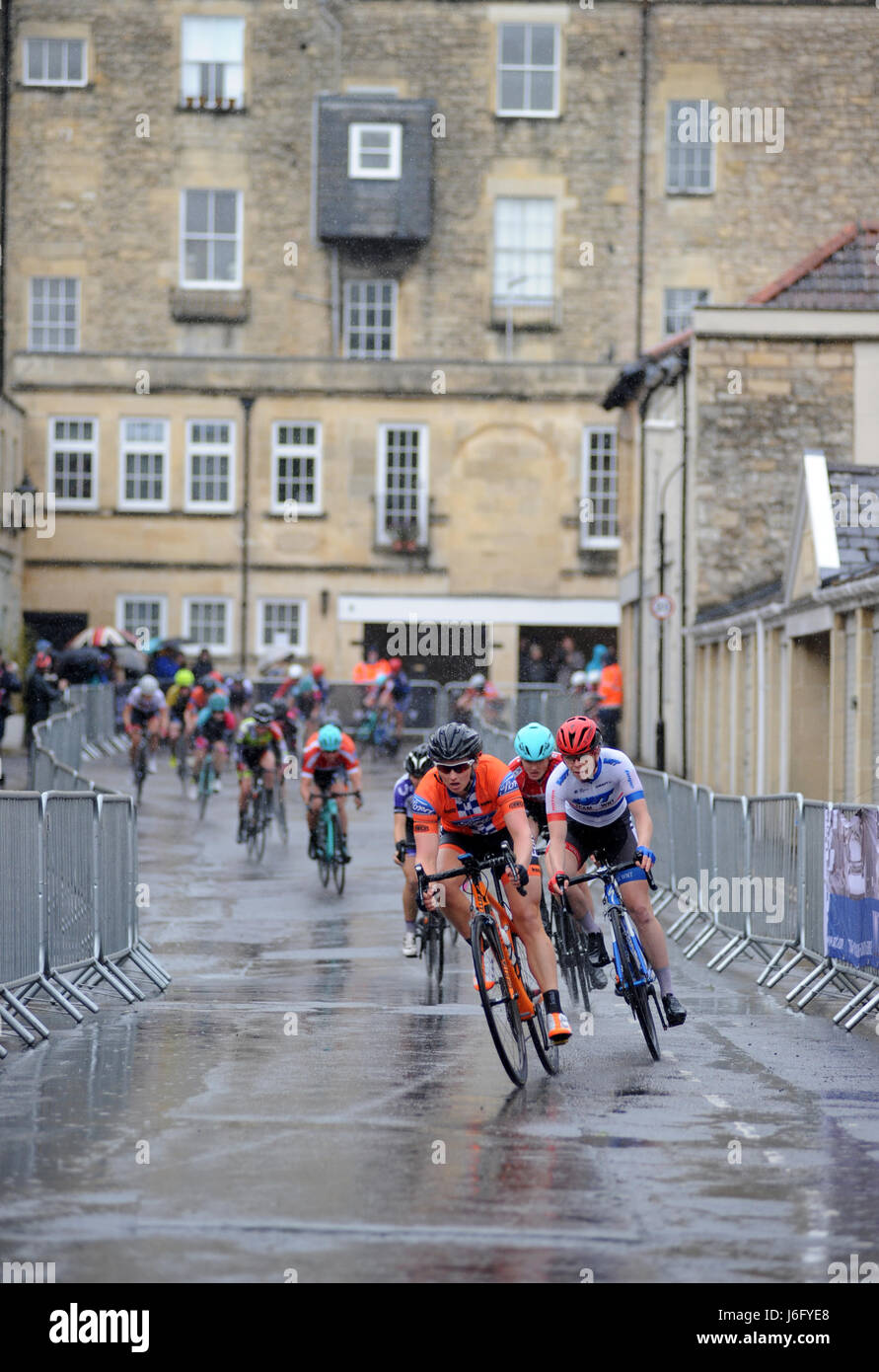 Bath, Somerset, Großbritannien, 20. Mai 2017. Frauen Fahrer Rennen im strömenden Regen in der Frauen-Matrix Fitness Grand Prix Straße Rennen durch die Straßen von Zentrum von Bath. @ David Partridge / Alamy Live News Stockfoto