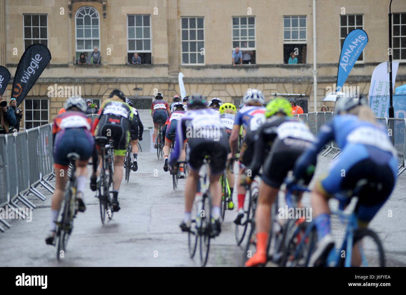 Bath, Somerset, Großbritannien, 20. Mai 2017. Frauen Fahrer Rennen im strömenden Regen in der Frauen-Matrix Fitness Grand Prix Straße Rennen durch die Straßen von Zentrum von Bath. @ David Partridge / Alamy Live News Stockfoto