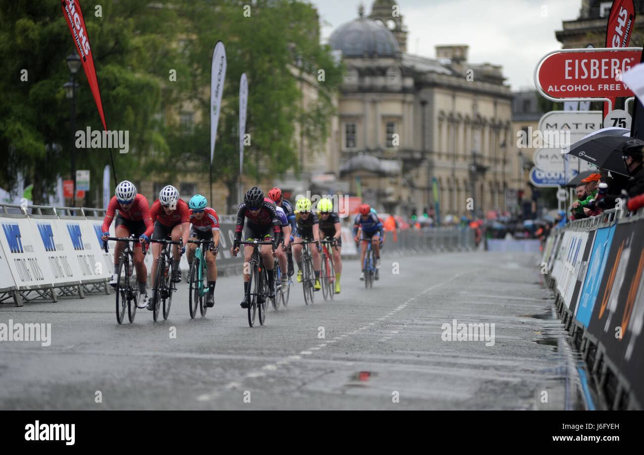 Bath, Somerset, Großbritannien, 20. Mai 2017. Frauen Fahrer Rennen im strömenden Regen in der Frauen-Matrix Fitness Grand Prix Straße Rennen durch die Straßen von Zentrum von Bath. @ David Partridge / Alamy Live News Stockfoto