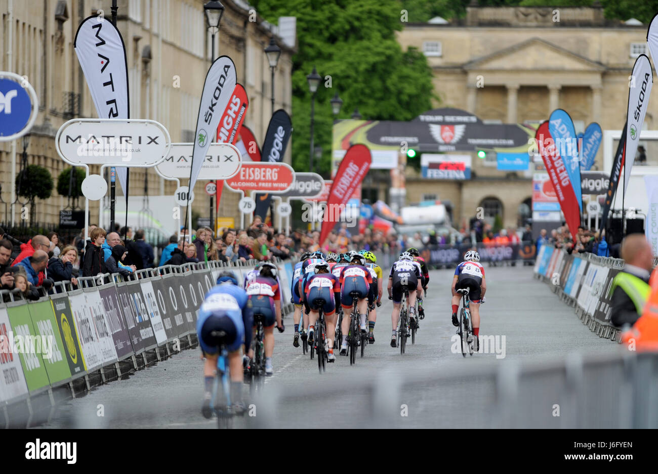 Bath, Somerset, Großbritannien, 20. Mai 2017. Frauen Fahrer Rennen im strömenden Regen in der Frauen-Matrix Fitness Grand Prix Straße Rennen durch die Straßen von Zentrum von Bath. @ David Partridge / Alamy Live News Stockfoto