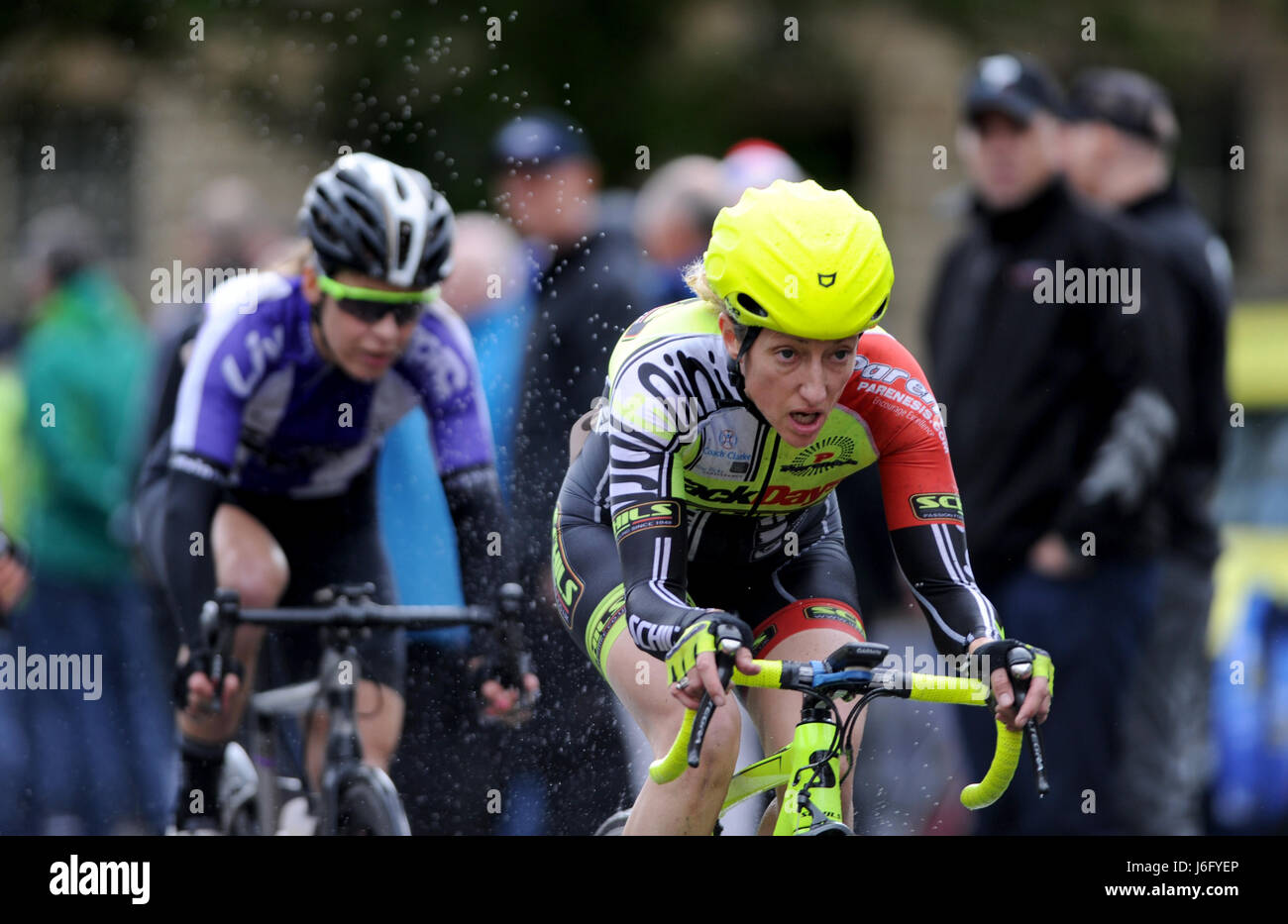 Bath, Somerset, Großbritannien, 20. Mai 2017. Frauen Fahrer Rennen im strömenden Regen in der Frauen-Matrix Fitness Grand Prix Straße Rennen durch die Straßen von Zentrum von Bath. @ David Partridge / Alamy Live News Stockfoto