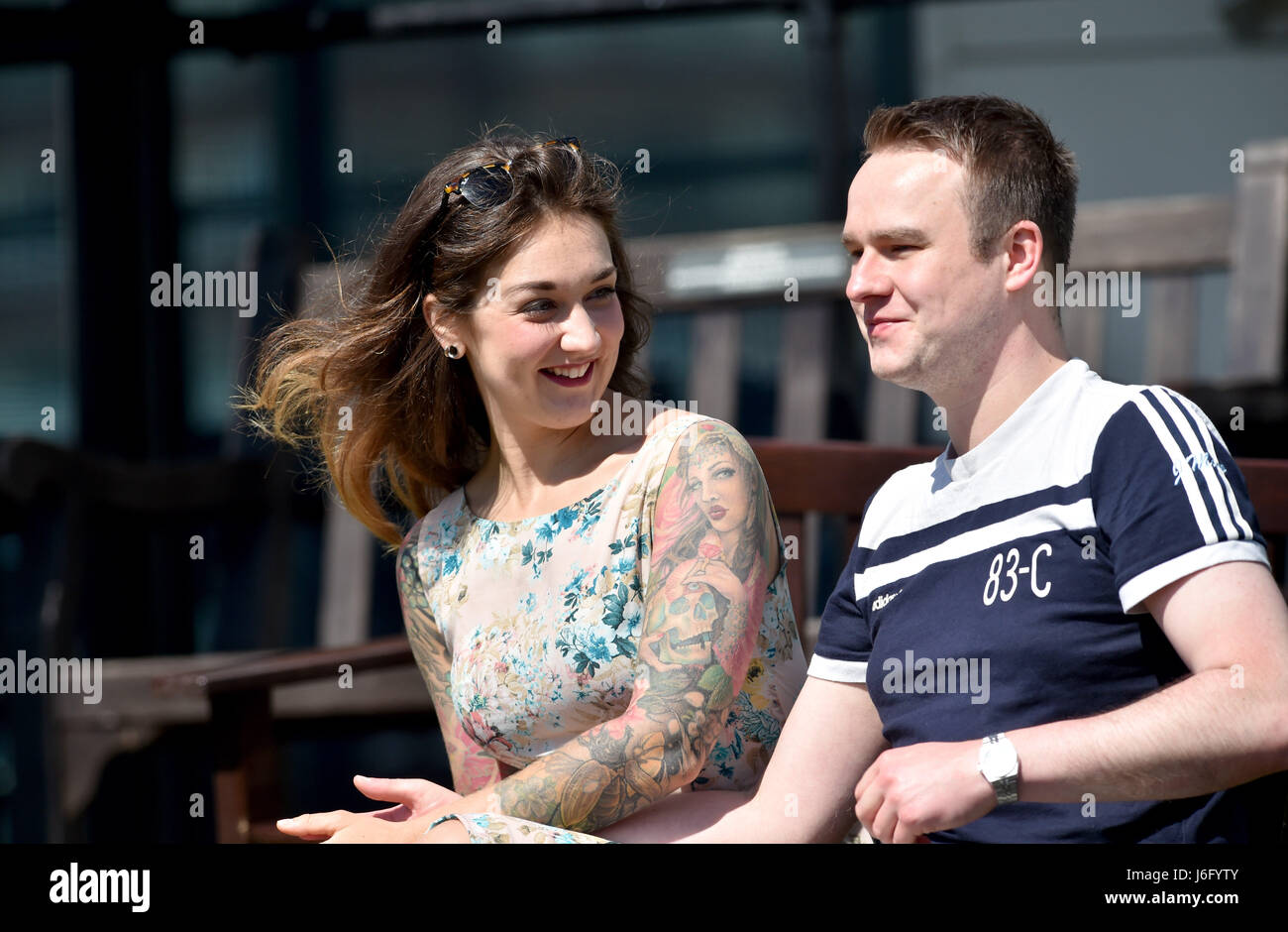 Brighton, UK. 21. Mai 2017. Ein junges Paar genießen Sie die schöne warme Sonne beobachten die Grille zwischen Sussex und Durham am 1. zentrale County Ground in Hove Vormittag Credit: Simon Dack/Alamy Live News Stockfoto