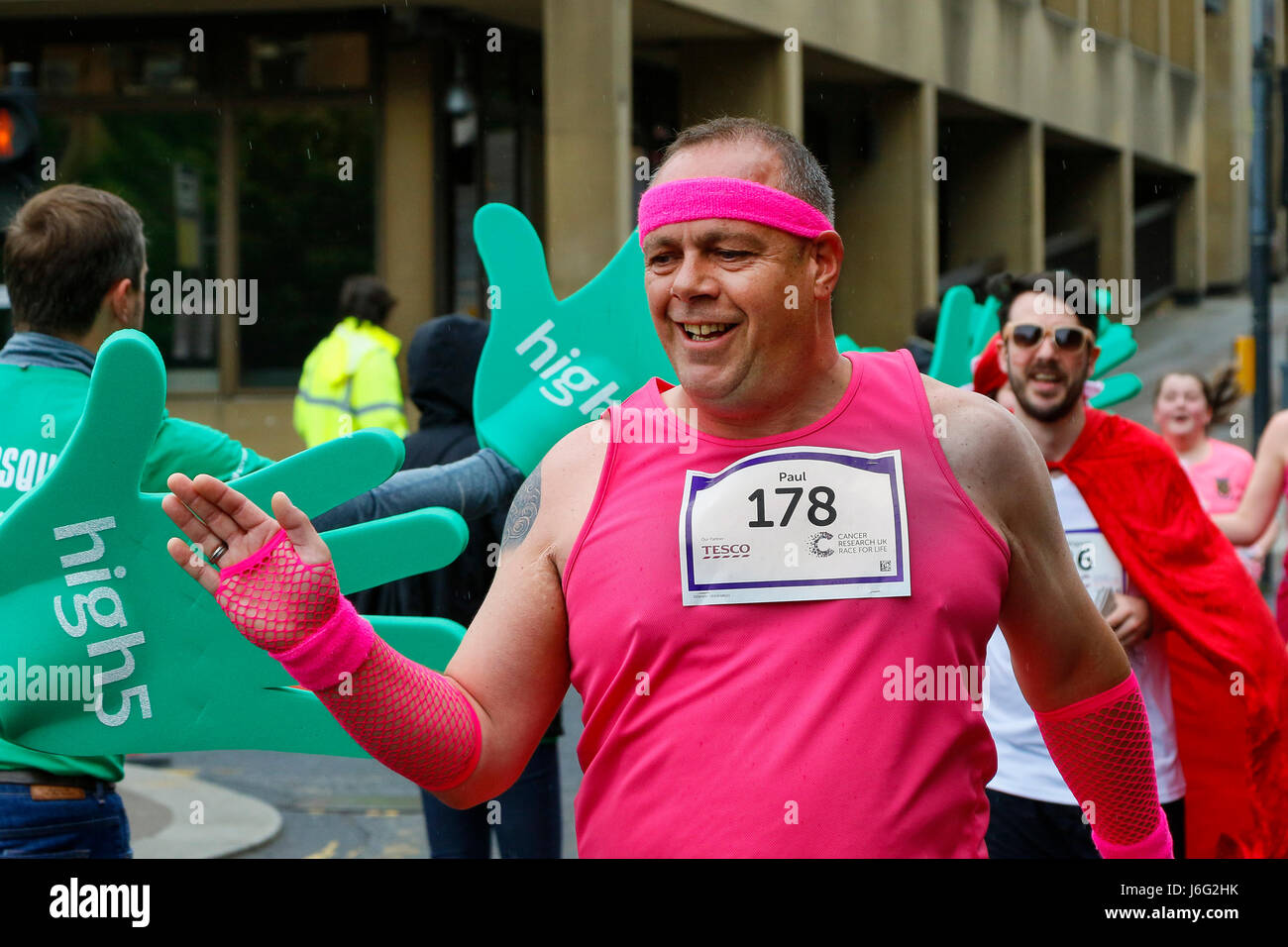 Glasgow, Schottland. 21 Mai 2017. Tausende von Läufern stellte sich heraus für 2017 "Race for Life", 5 k und 10K Marathon rund um das Stadtzentrum von Glasgow um Geld für die bekannte nationale Nächstenliebe "Cancer Research". Viele Läufer waren in ausgefallenen Kostümen, viele vertritt Unternehmen und Firmen, viele laufen mit Freunden, Verwandten oder Arbeitskollegen und viele tragen rosa oder grün zur Unterstützung der Nächstenliebe. Bildnachweis: Findlay/Alamy Live-Nachrichten Stockfoto