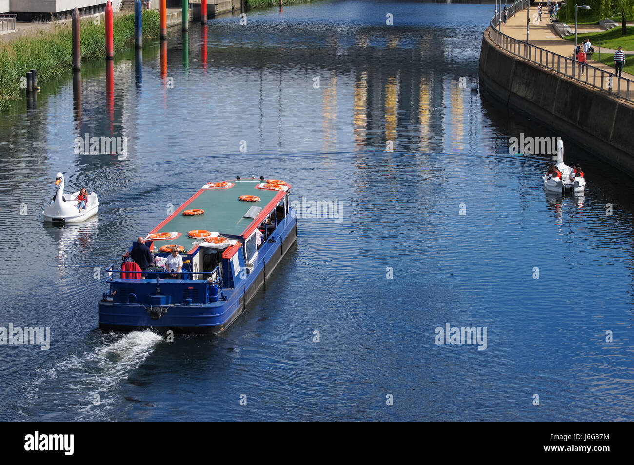 Die Menschen genießen heißen Tag in Swan Tretboote am Fluss Lea im Queen Elizabeth Olympic Park, London England United Kingdom UK Stockfoto