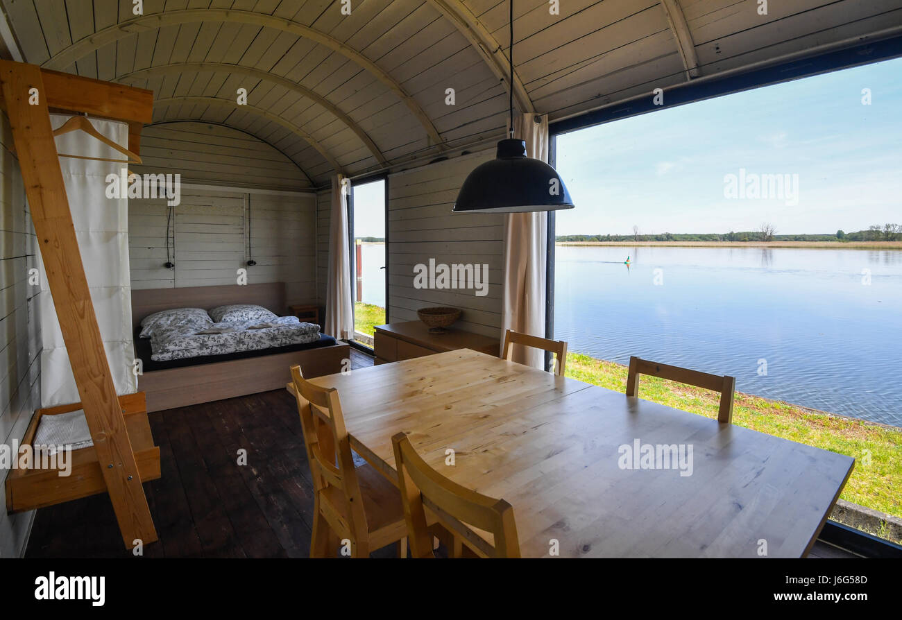 Brutto-Neuendorf, Deutschland. 17. Mai 2017. Eine stillgelegte Bahn-Kutsche, die in ein Ferienhaus umgewandelt wurde bietet einen tollen Blick auf die deutsch-polnischen Grenzfluss Oder in den Hafen der Gross Neuendorf, Deutschland, 17. Mai 2017. Die historischen Eisenbahnwagen sind auf den Spuren der ehemaligen Oderbruch Bahn im Hafen von Brutto Neuendorf geparkt. Foto: Patrick Pleul/Dpa-Zentralbild/ZB/Dpa/Alamy Live News Stockfoto