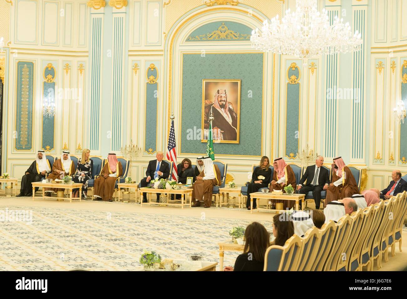 US-Präsident Donald Trump während begrüßen Zeremonien mit saudischen König Salman bin Abdulaziz im Royal Court Palace 20. Mai 2017 in Riyadh, Saudi Arabien. Zusammen mit dem Präsidenten sind seine Tochter Ivanka Trump, links, First Lady Melania Trump und Staatssekretär Rex Tillerson, rechts. Stockfoto
