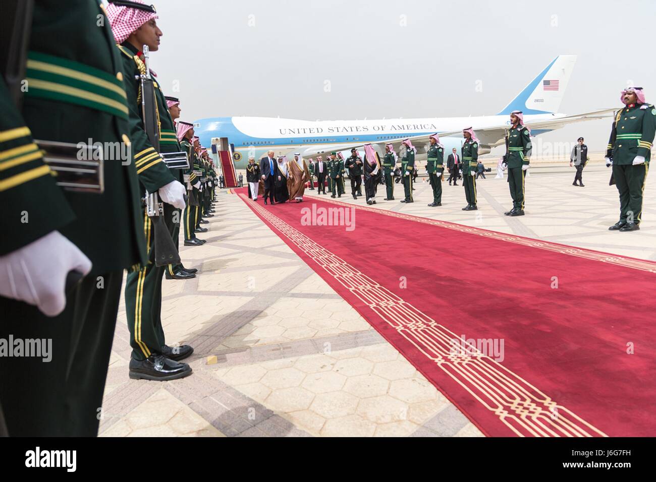 US-Präsident Donald Trump wird vom saudischen König Salman bin Abdulaziz bei Ankunft Zeremonien am King Khalid International Airport 20. Mai 2017 in Riyadh, Saudi Arabien gebracht. Stockfoto