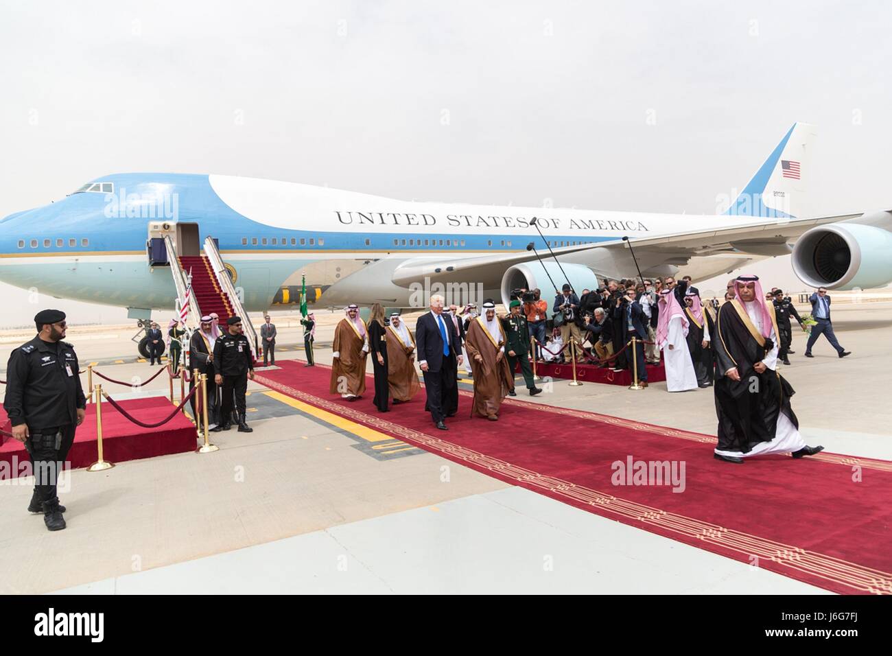 US-Präsident Donald Trump wird vom saudischen König Salman bin Abdulaziz bei Ankunft Zeremonien am King Khalid International Airport 20. Mai 2017 in Riyadh, Saudi Arabien gebracht. Stockfoto