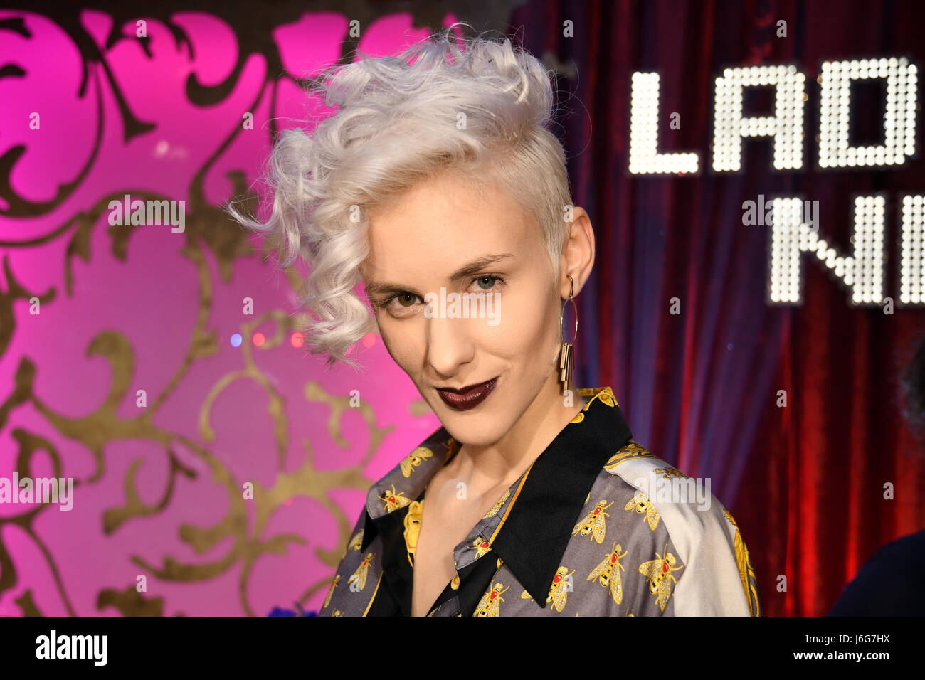 Köln, Deutschland. 17. Mai 2017. Österreichische Poetry Slammer und Komiker Lisa Eckhart stellt bei "Ladies Night", die nur deutsche Comedy-TV-Show mit einem ausschließlich weiblichen Besetzung in Köln, 17. Mai 2017. -KEIN Draht-SERVICE - Foto: Horst Galuschka/Dpa/Alamy Live-Nachrichten Stockfoto