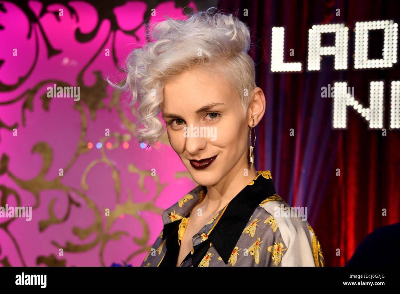 Köln, Deutschland. 17. Mai 2017. Österreichische Poetry Slammer und Komiker Lisa Eckhart stellt bei "Ladies Night", die nur deutsche Comedy-TV-Show mit einem ausschließlich weiblichen Besetzung in Köln, 17. Mai 2017. -KEIN Draht-SERVICE - Foto: Horst Galuschka/Dpa/Alamy Live-Nachrichten Stockfoto