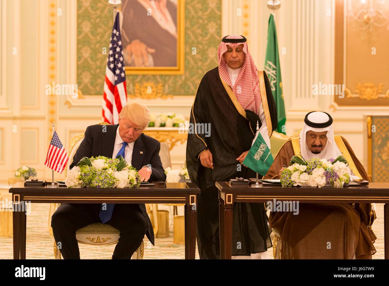 US-Präsident Donald Trump und saudischen König Salman bin Abdulaziz unterzeichnen eine gemeinsame strategische Vision Statement im Royal Court Palace 20. Mai 2017 in Riyadh, Saudi Arabien. Stockfoto