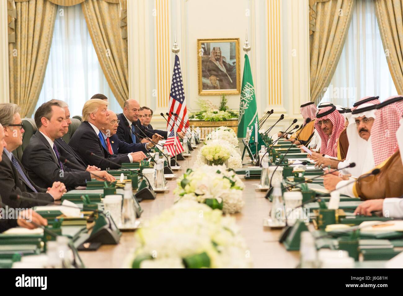 US-Präsident Donald Trump und saudischen König Salman bin Abdulaziz und ihre Delegationen ein Meeting am Royal Court Palace 20. Mai 2017 in Riyadh, Saudi Arabien. Stockfoto