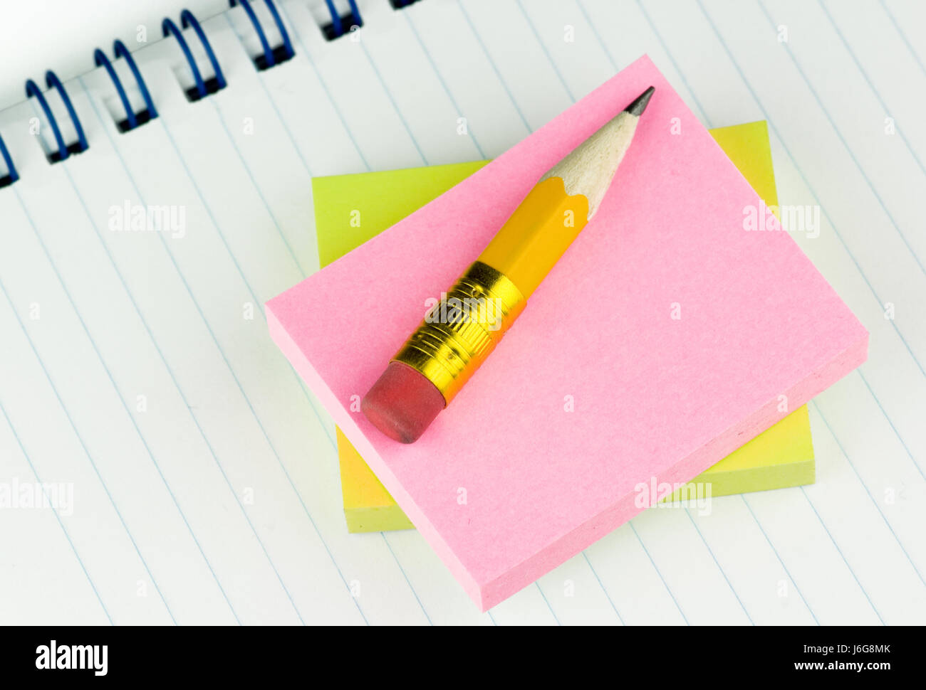 Scratchpad Anmerkung Memo kleine winzige kleine kurze Bleistift Stiftstil bemerkt kürzer Stockfoto