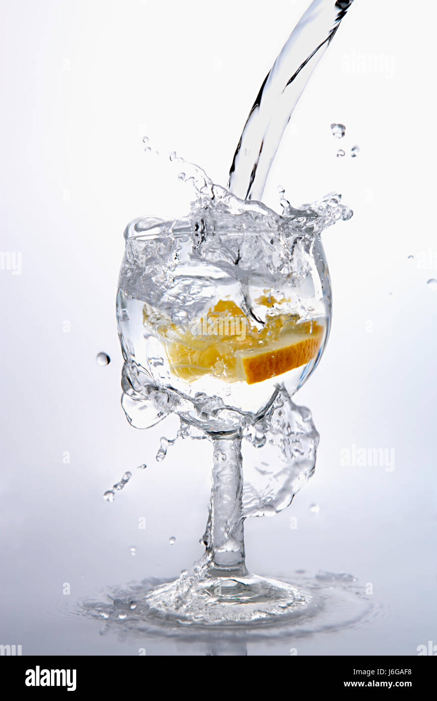 Wasserglas mit orange Stockfoto