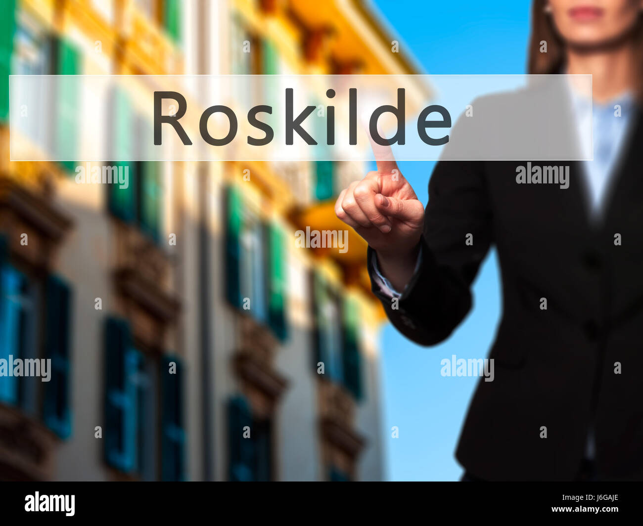 Roskilde - Geschäftsfrau Hand Taste am Touch-Screen-Oberfläche. Wirtschaft, Technologie, Internet-Konzept. Stock Foto Stockfoto