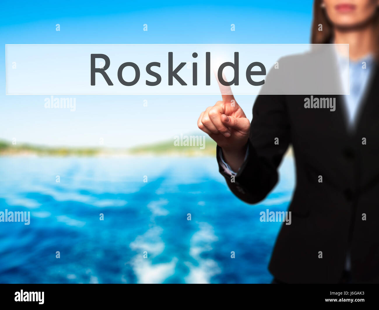 Roskilde - Geschäftsfrau Hand Taste am Touch-Screen-Oberfläche. Wirtschaft, Technologie, Internet-Konzept. Stock Foto Stockfoto