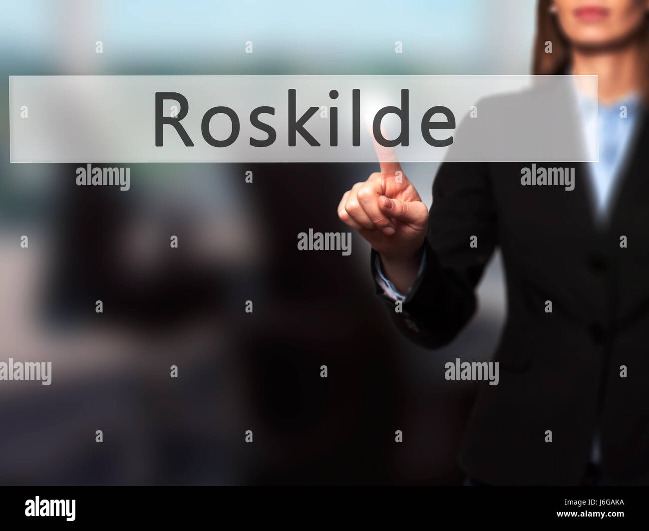 Roskilde - Geschäftsfrau Hand Taste am Touch-Screen-Oberfläche. Wirtschaft, Technologie, Internet-Konzept. Stock Foto Stockfoto