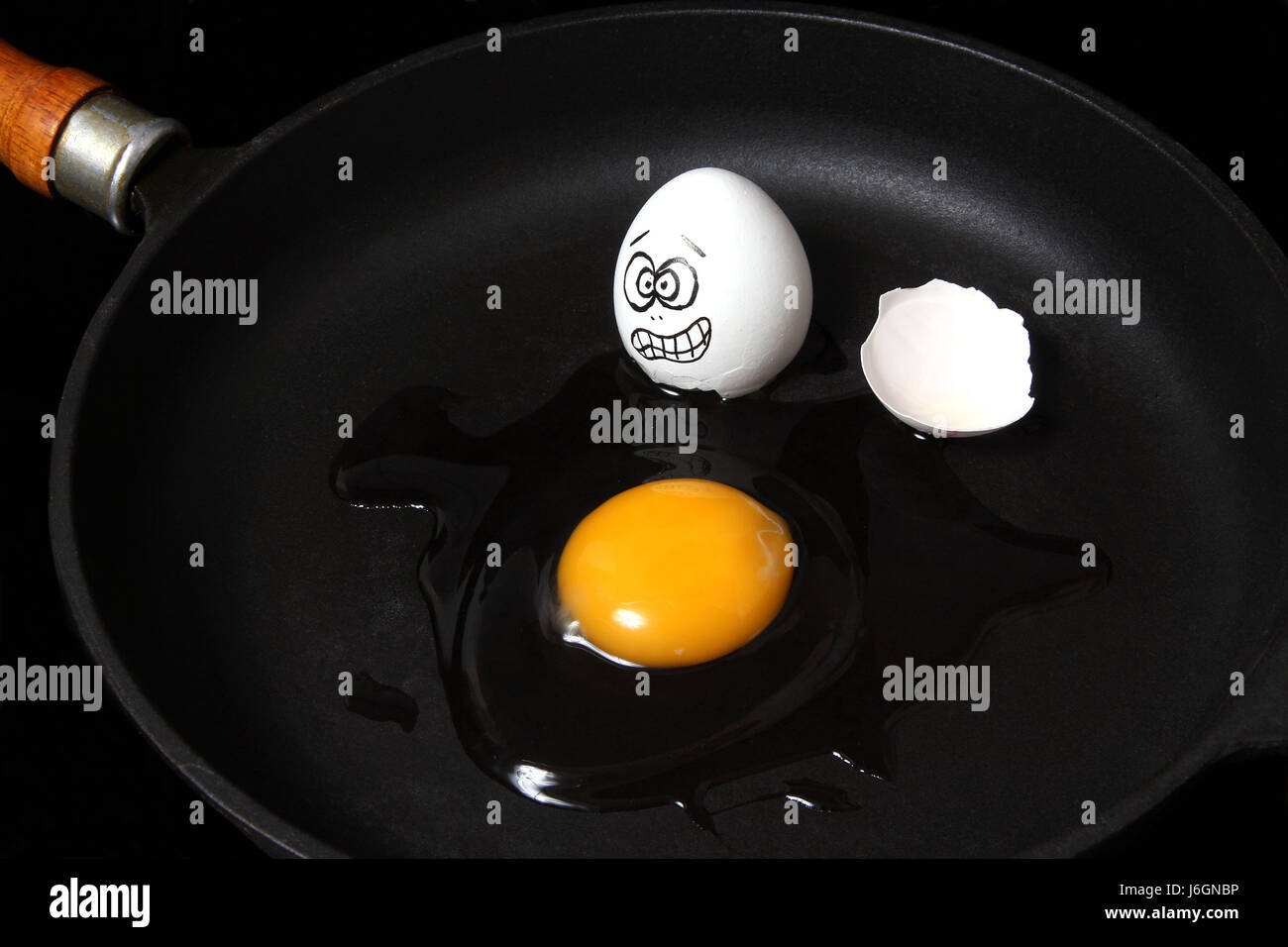 Gesicht Angst Eigelb Eierschale Eiern Spiegelei Pfanne Bratpfanne Hingabe  gehen weg fahren Stockfotografie - Alamy