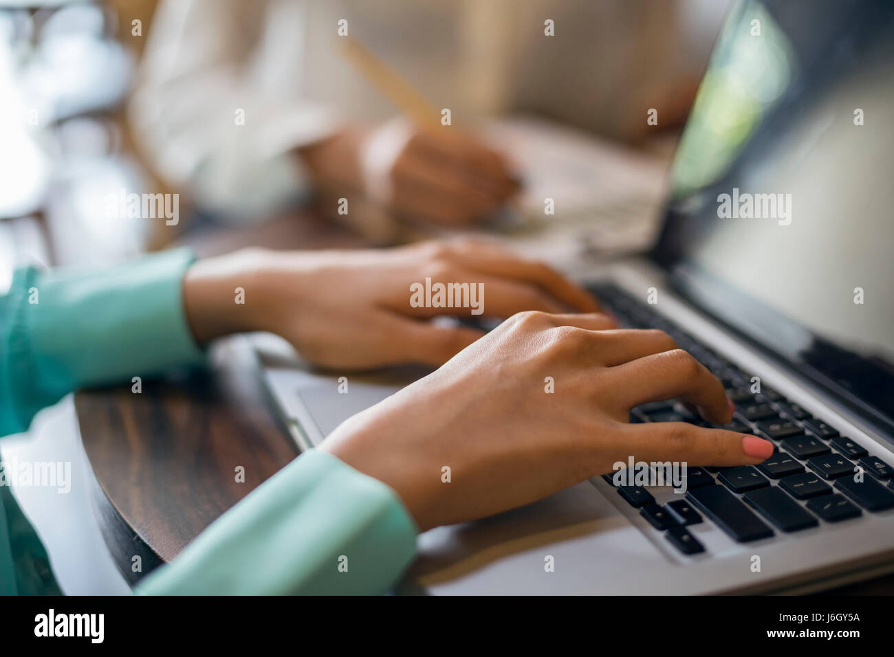 Bild der jungen Frau auf Laptop in einem Café arbeiten Stockfoto