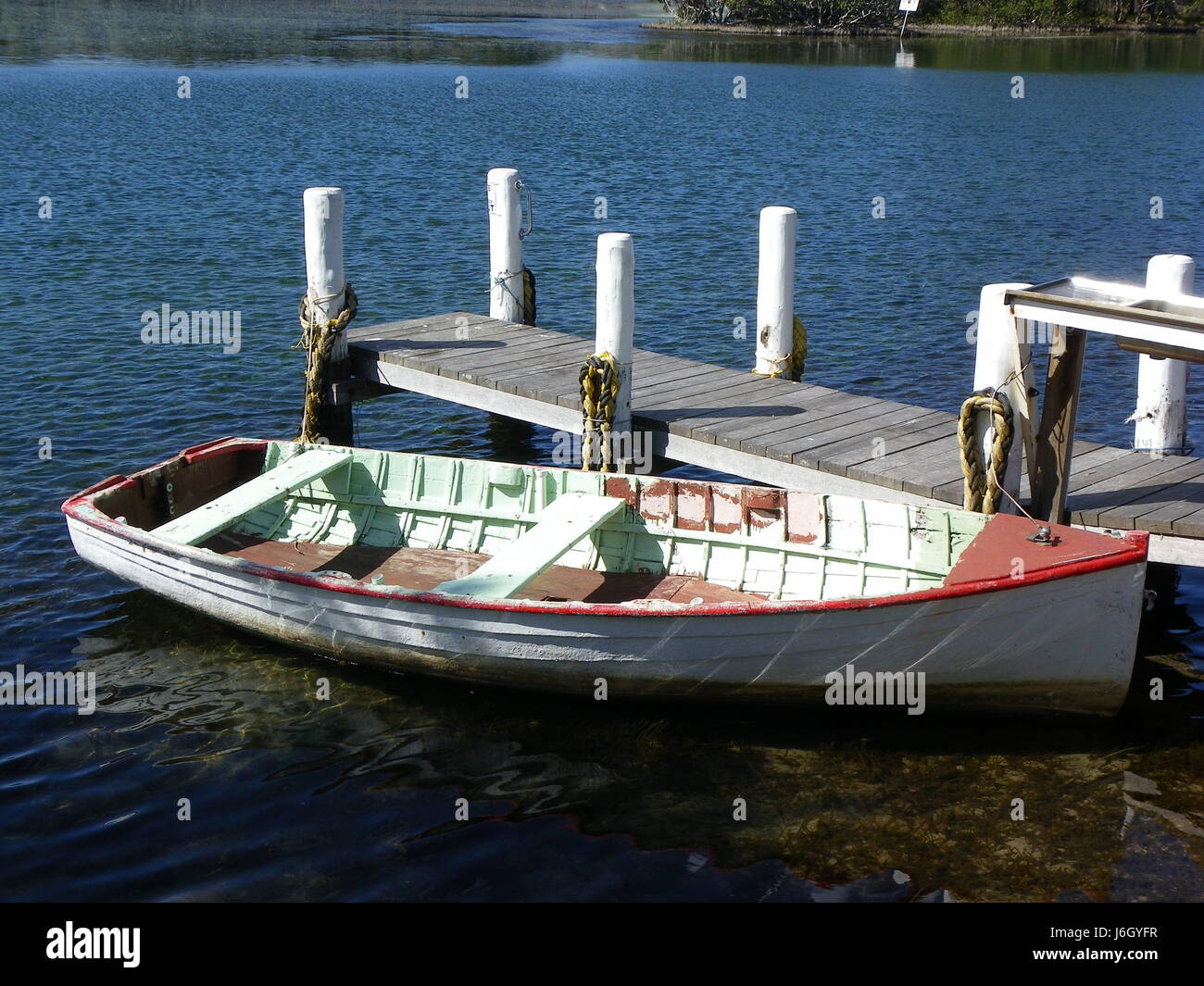 Boote Segelboot Segelboot Ruderboot Boot Wasserfahrzeug Zeile hölzerne alte Wassermühle Stockfoto