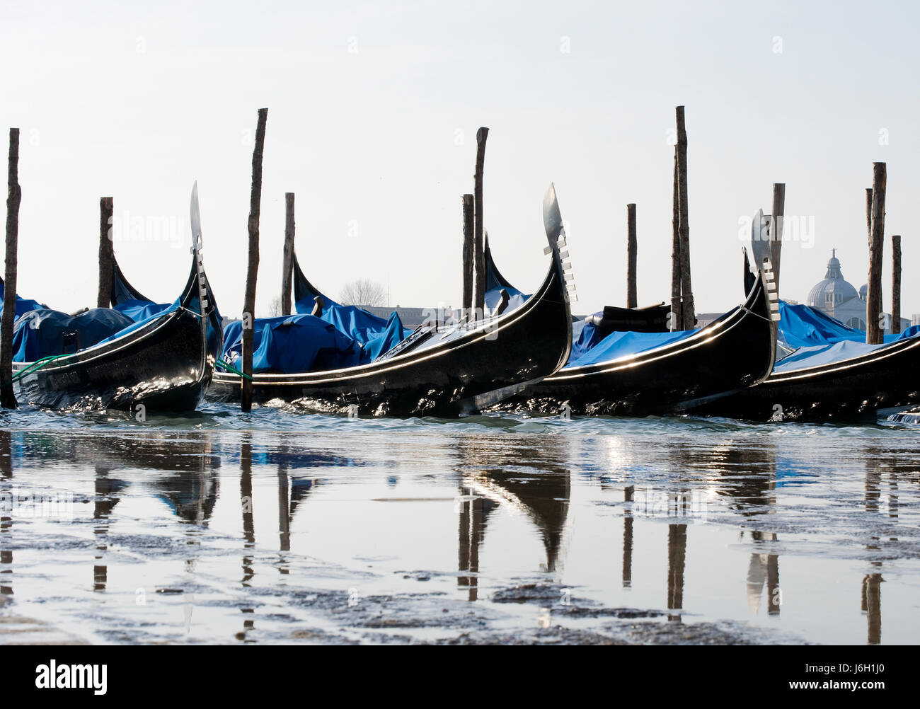 Venedig-Kanal Gondel Brücken Lagune Italien blauen Haus Gebäude beherbergt Tourismus Stockfoto