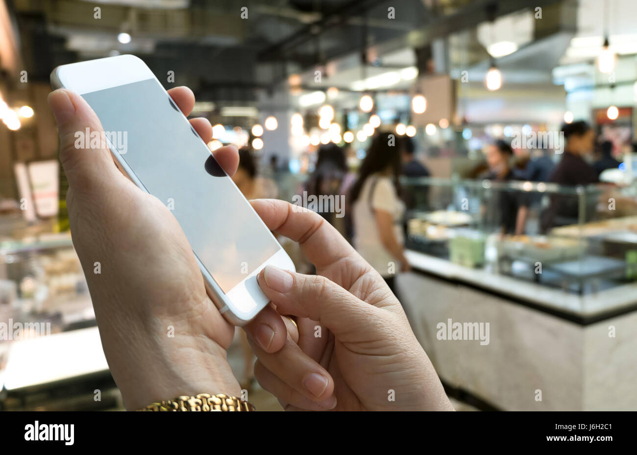 Hand Mit Handy Und Abstrakt Verwischen Schone Luxus Food Court Im Einkaufszentrum Und Retail Store Interieur Fur Hintergrund Stockfotografie Alamy