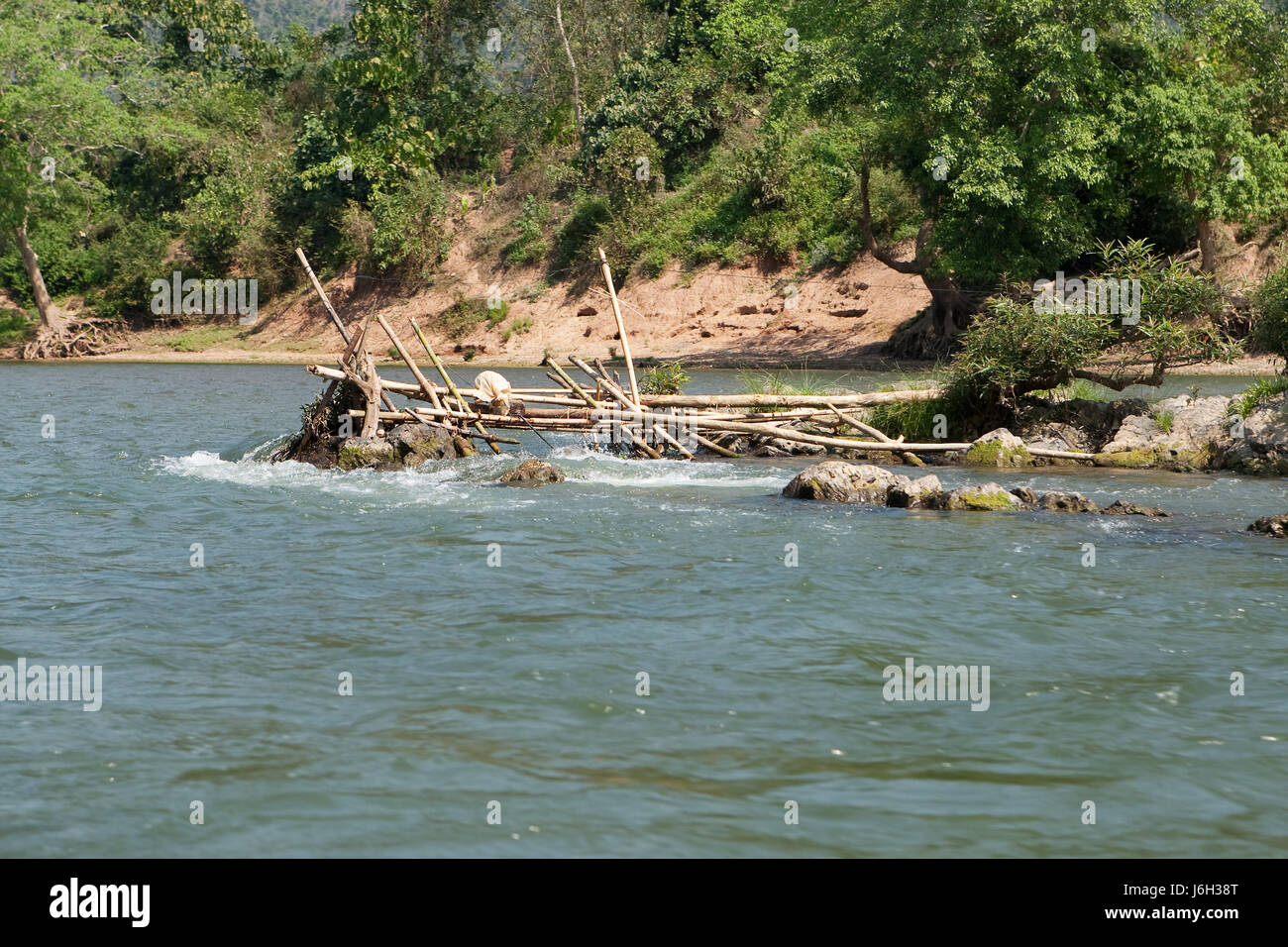 Wasserkraft-Strom des Flusses Fluss Wasser Asien Erzeugung von Strom Stockfoto
