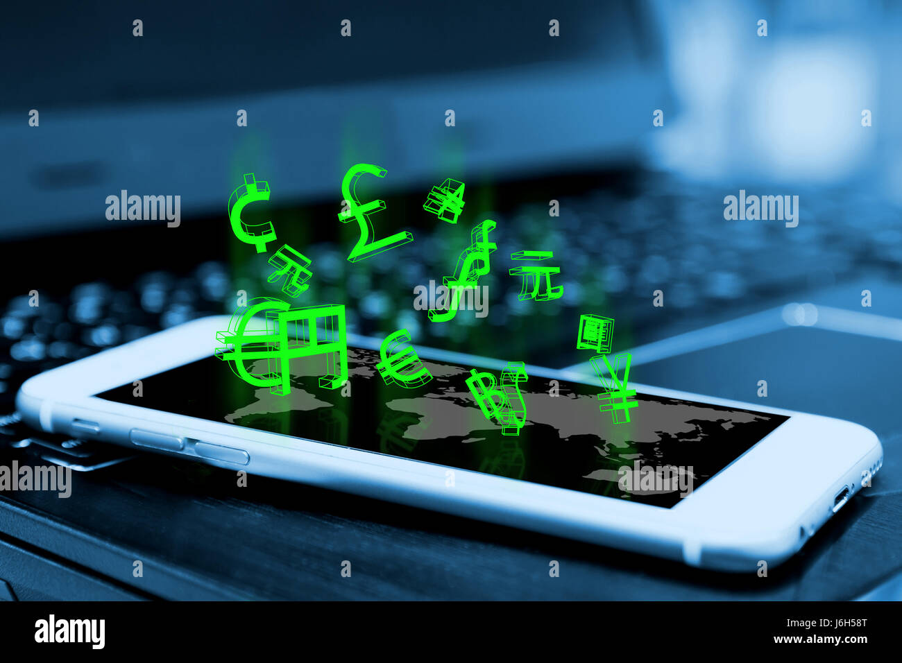 Welt Währungen Zeichen und Smartphone-Bildschirm mit Unschärfe Laptop Hintergrund, Exemplar Stockfoto