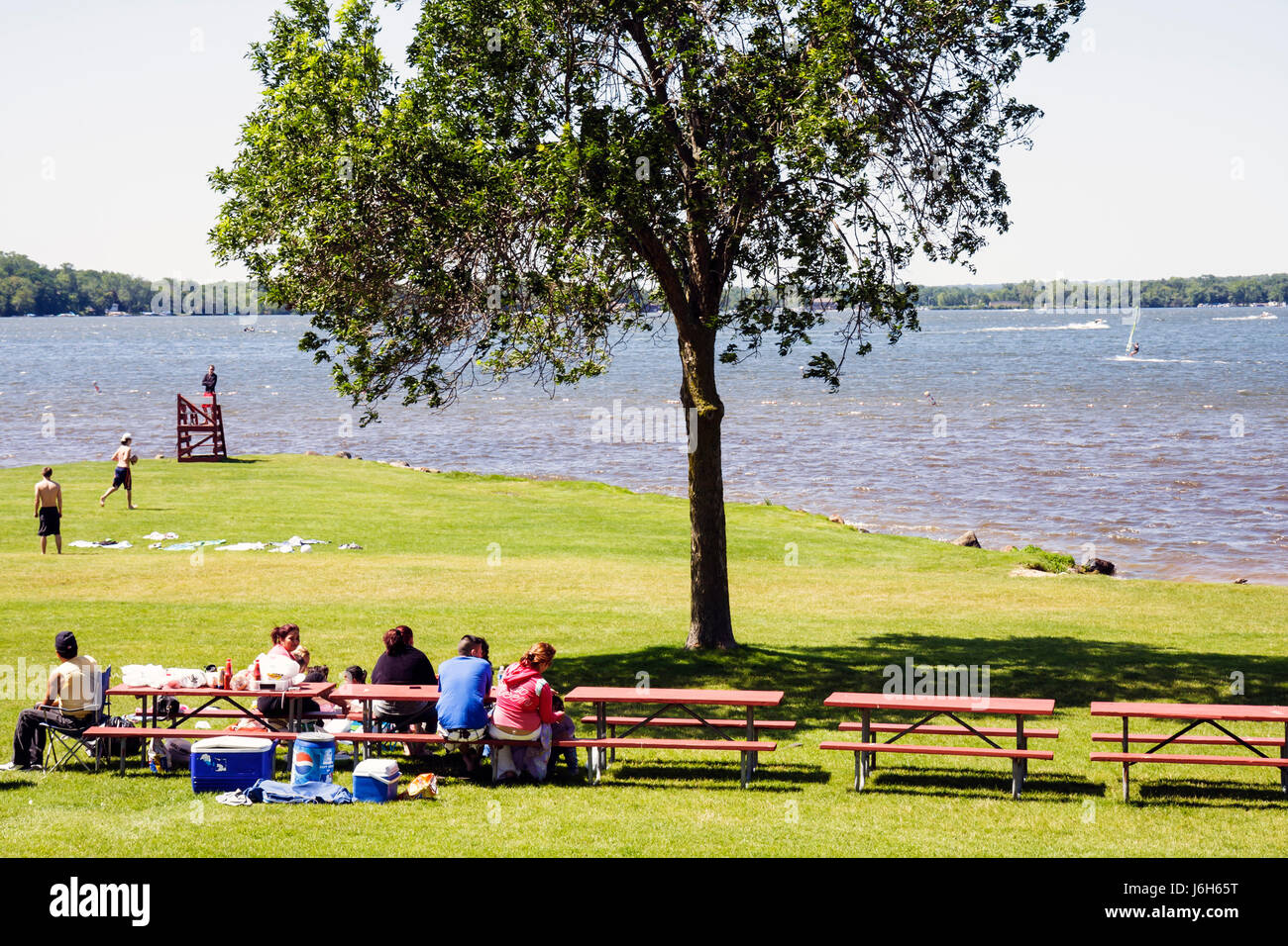 Wisconsin Kenosha County, Kenosha, Silver Lake, Silver Lake Park, Picknickbank, Mann Männer männlich, Frau weibliche Frauen, junge Jungen, Kinder Kinder Kinder Kinder Youngster, Stockfoto