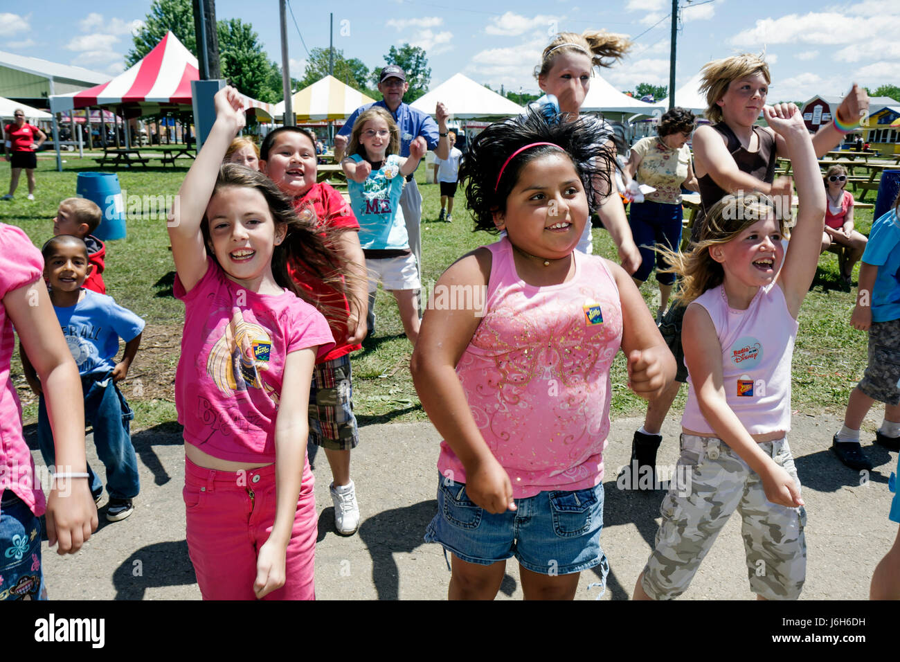 Kenosha Wisconsin, Kenosha County Fairgrounds, The Ultimate Kid Fest, Familie Familien Eltern Eltern Kinder, hispanische Mädchen, weibliche Kinder c Stockfoto
