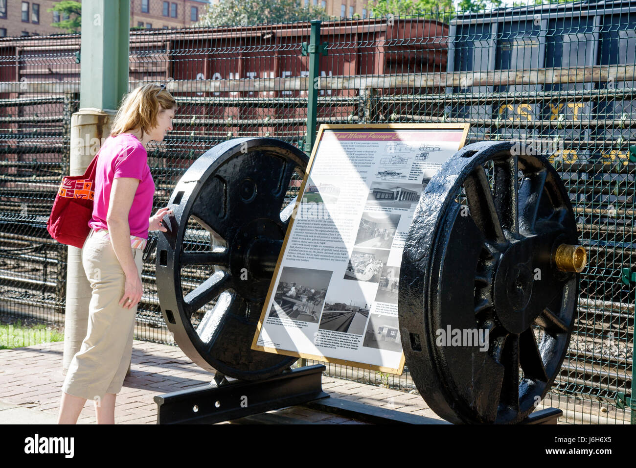 Roanoke Virginia, David R. & Susan S. Goode Railwalk, weibliche Frau, Besucherin, Bahnreisende, Eisenbahnerbe, Park, Spaziergang, historische Markierungen, Zugachse, Whe Stockfoto