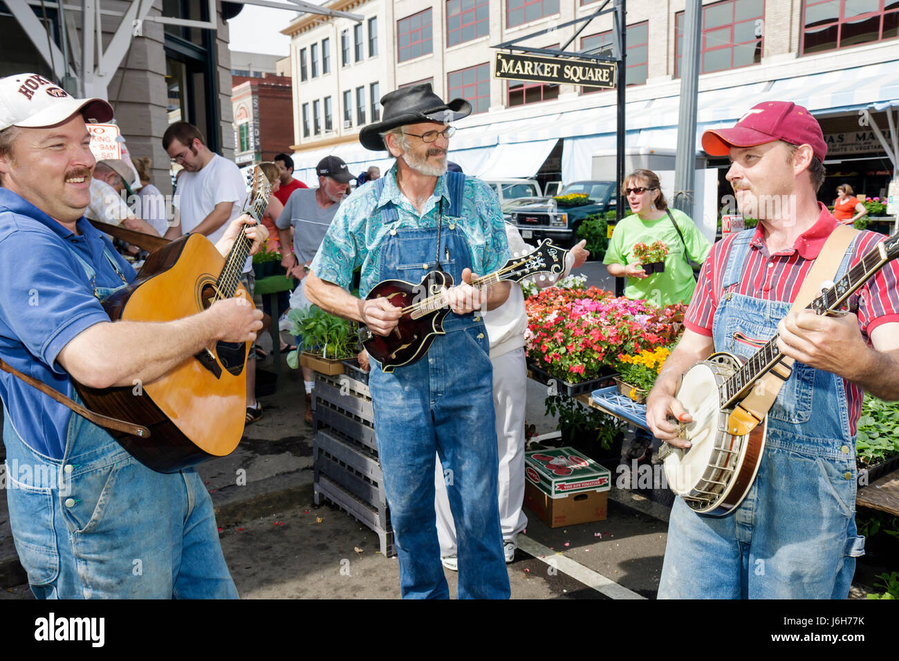 Roanoke Virginia, Market Square, Farmers' Market, Bluegrass, Musiker, Mann Männer Erwachsene Erwachsene, Männer, Gitarre, Banjo, Mandoline, Entertain, VA080503011 Stockfoto